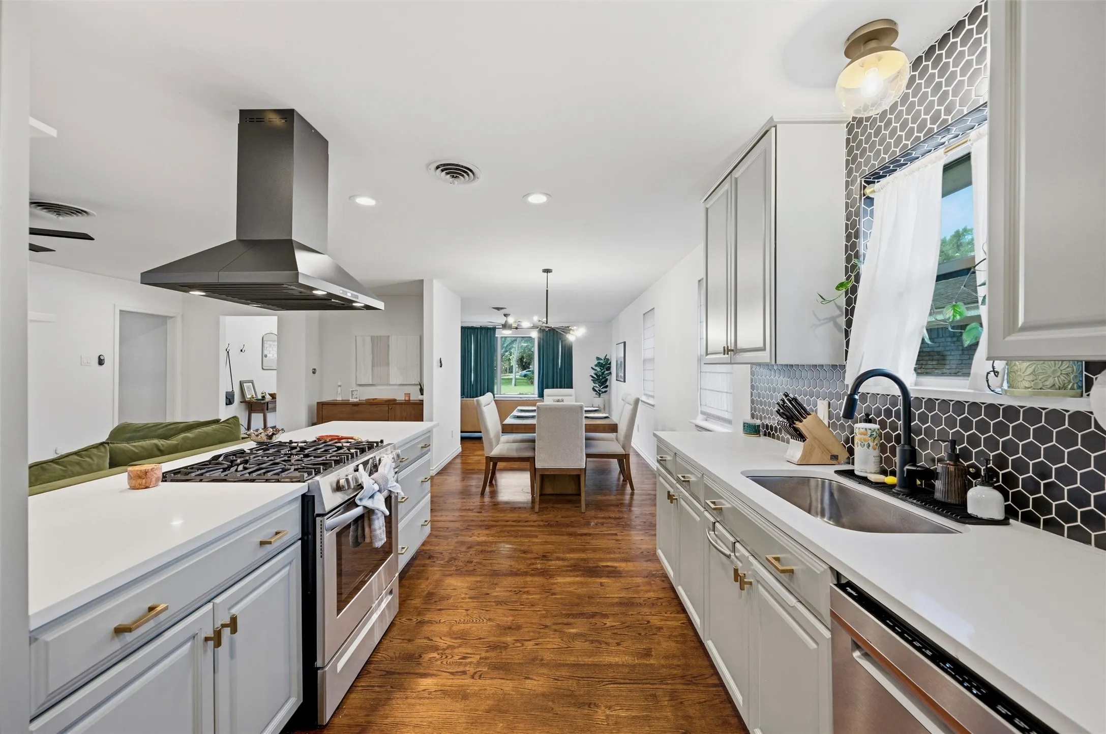 Single Family Residence For Sale in Dallas County , 2536 Saint Francis Avenue, Dallas, Texas 75228, 3 Bedroom, 2 Bathroom, 2 Garage spaces, 1,668 Sqft, built in 1965, mls#21316221, Real Estate Agent in Dallas, Homes For Sale in Dallas county, Homes For Sale in Dallas, Realtor in Dallas Texas, Real Estate Brokerage Independent Realty Texas, Luminita Cordes Realtor