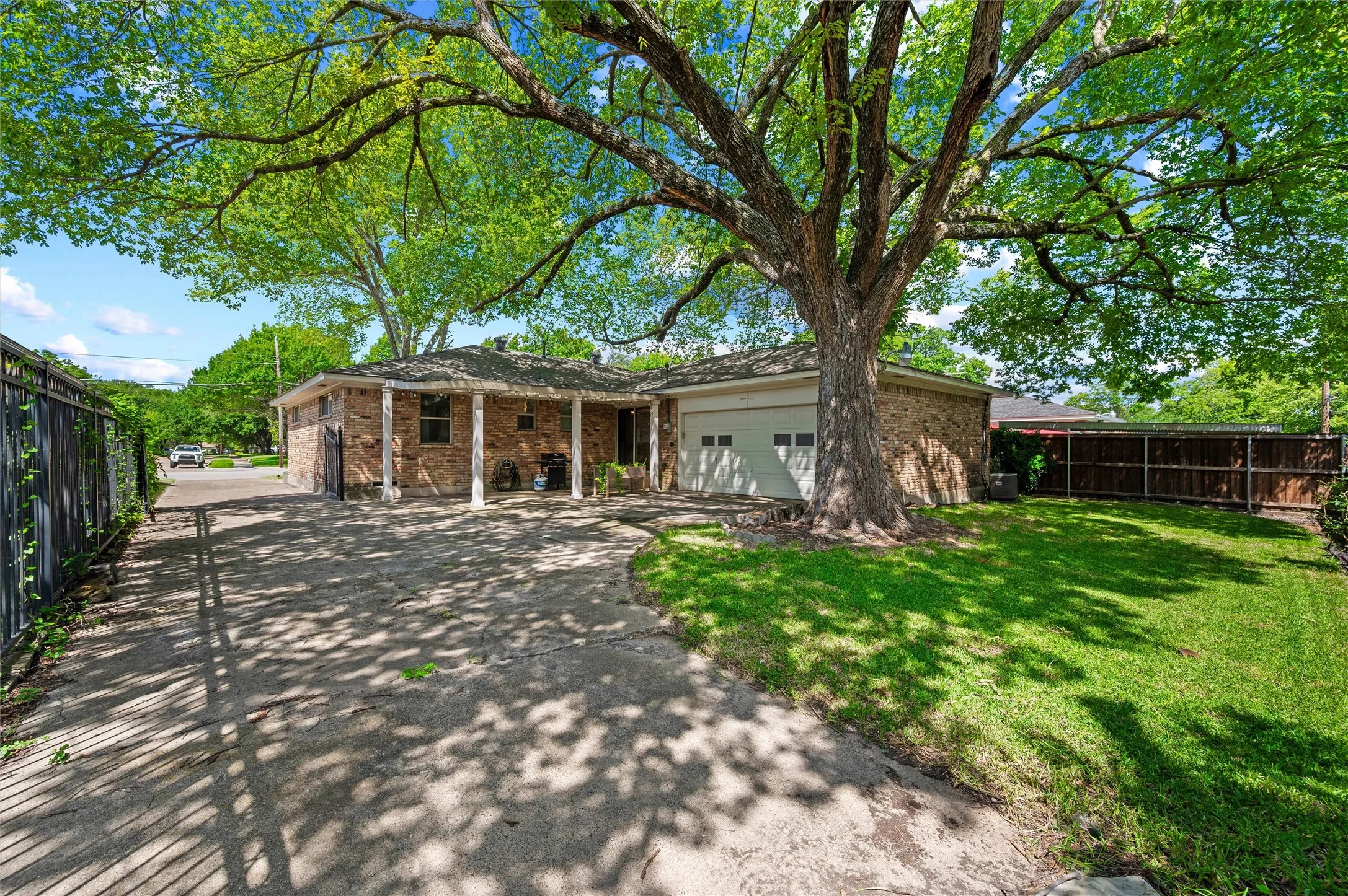 Single Family Residence For Sale in Dallas County , 2536 Saint Francis Avenue, Dallas, Texas 75228, 3 Bedroom, 2 Bathroom, 2 Garage spaces, 1,668 Sqft, built in 1965, mls#21316221, Real Estate Agent in Dallas, Homes For Sale in Dallas county, Homes For Sale in Dallas, Realtor in Dallas Texas, Real Estate Brokerage Independent Realty Texas, Luminita Cordes Realtor