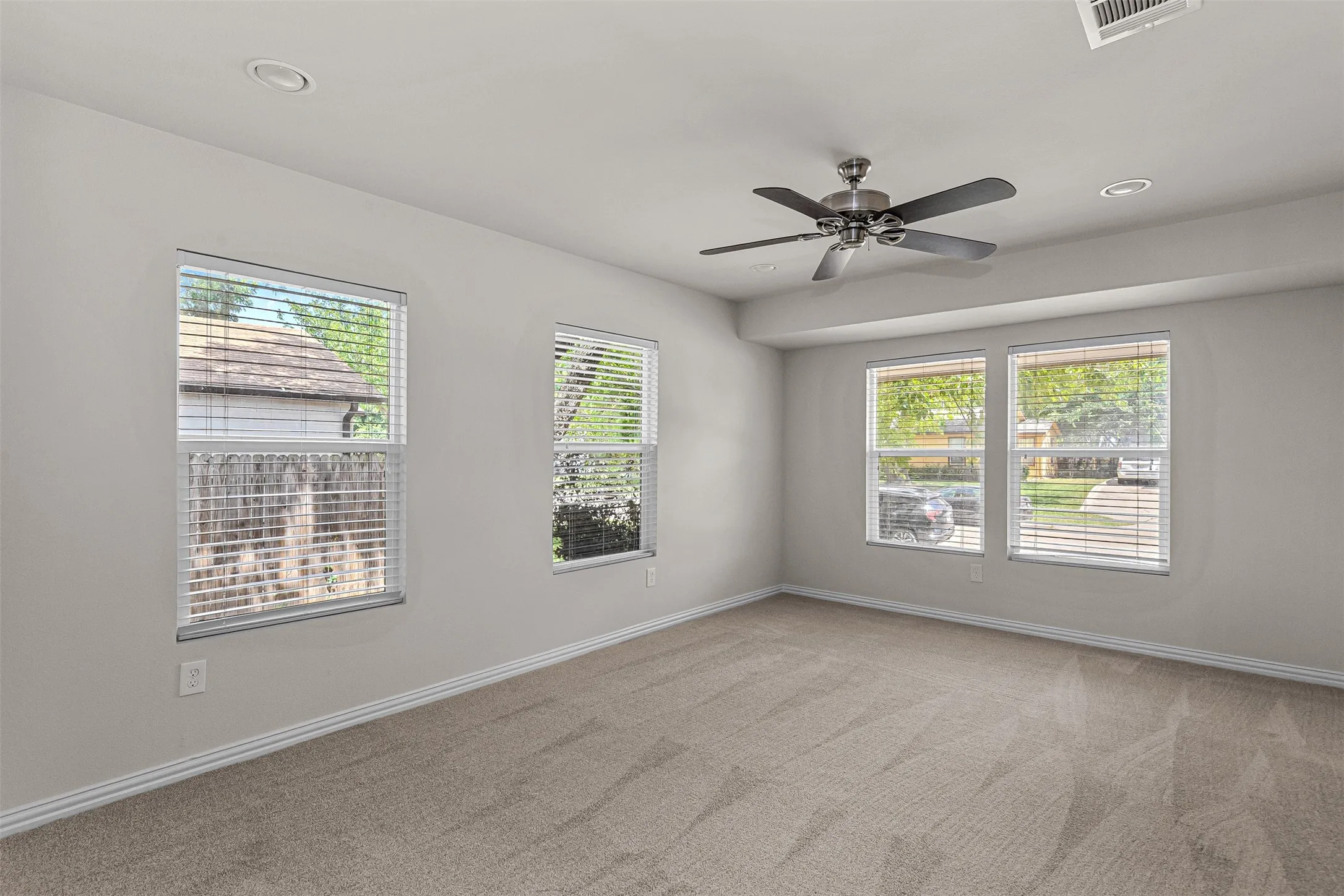 Single Family Residence For Sale in Tarrant County , 624 E Ellen Avenue, Hurst, Texas 76053, 3 Bedroom, 1 Bathroom, Garage spaces, 1,026 Sqft, built in 1953, mls#21320884, Real Estate Agent in Hurst, Homes For Sale in Tarrant county, Homes For Sale in Hurst, Realtor in Hurst Texas, Real Estate Brokerage Independent Realty Texas, Luminita Cordes Realtor