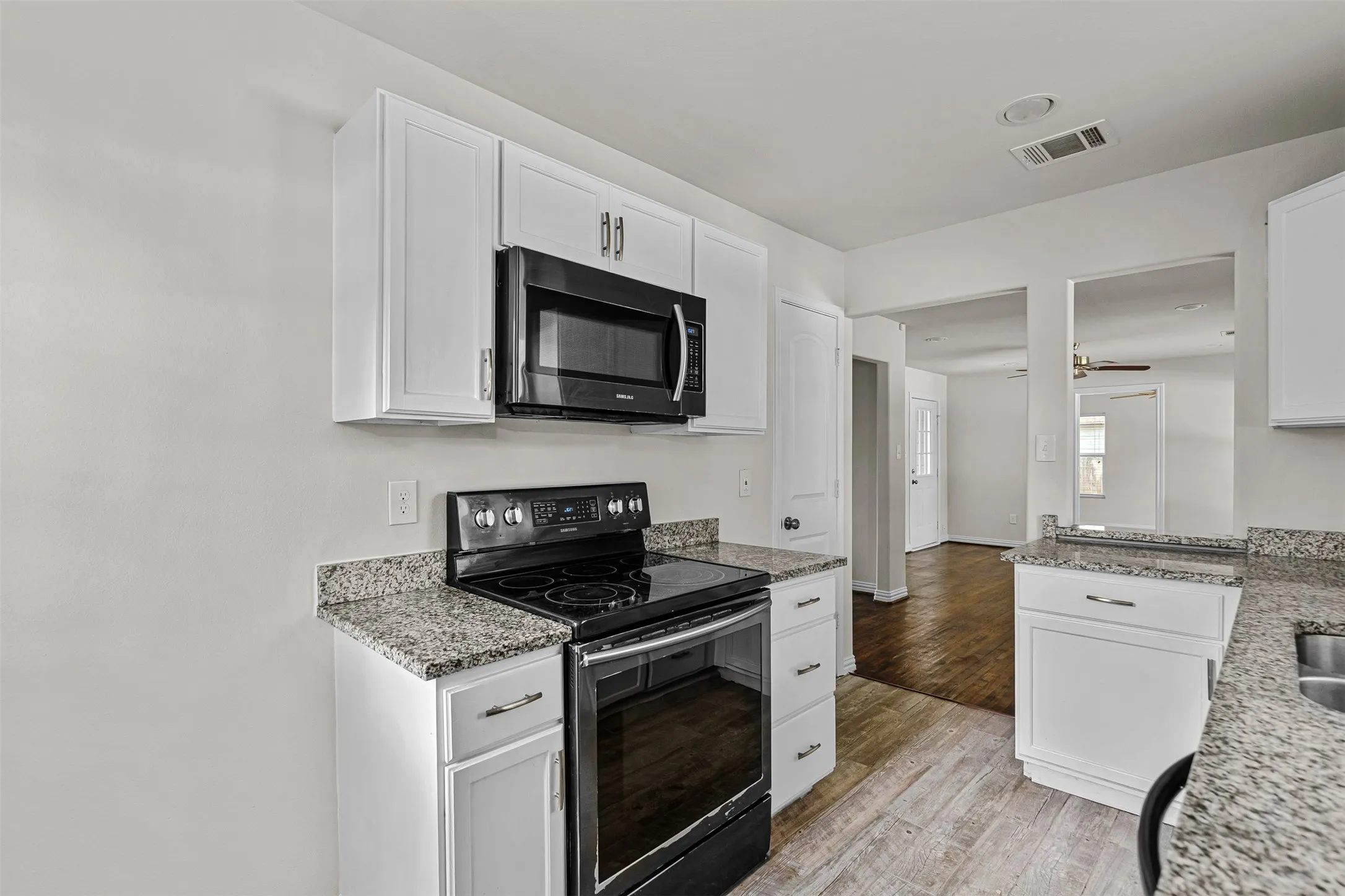 Single Family Residence For Sale in Tarrant County , 624 E Ellen Avenue, Hurst, Texas 76053, 3 Bedroom, 1 Bathroom, Garage spaces, 1,026 Sqft, built in 1953, mls#21320884, Real Estate Agent in Hurst, Homes For Sale in Tarrant county, Homes For Sale in Hurst, Realtor in Hurst Texas, Real Estate Brokerage Independent Realty Texas, Luminita Cordes Realtor