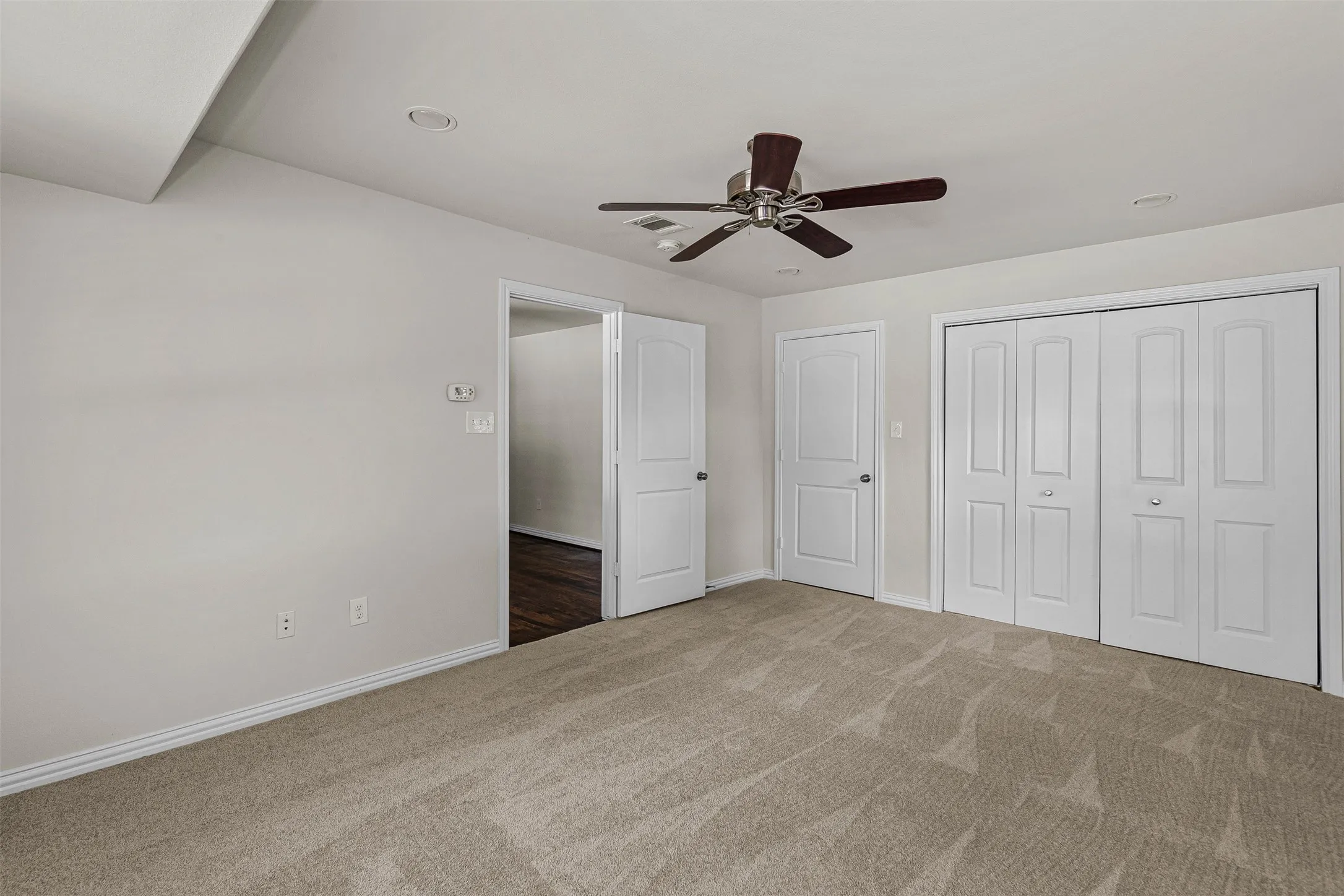 Single Family Residence For Sale in Tarrant County , 624 E Ellen Avenue, Hurst, Texas 76053, 3 Bedroom, 1 Bathroom, Garage spaces, 1,026 Sqft, built in 1953, mls#21320884, Real Estate Agent in Hurst, Homes For Sale in Tarrant county, Homes For Sale in Hurst, Realtor in Hurst Texas, Real Estate Brokerage Independent Realty Texas, Luminita Cordes Realtor