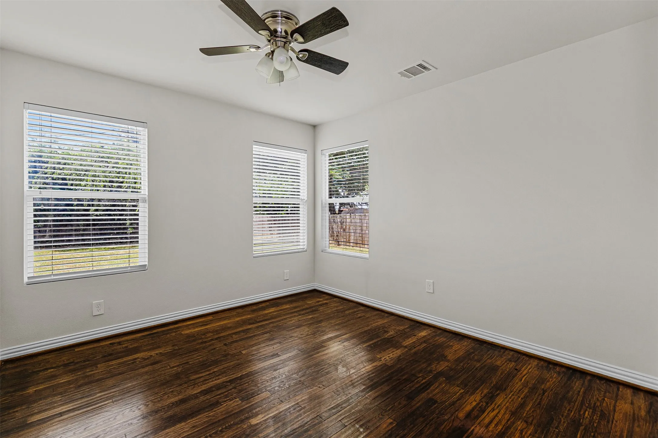 Single Family Residence For Sale in Tarrant County , 624 E Ellen Avenue, Hurst, Texas 76053, 3 Bedroom, 1 Bathroom, Garage spaces, 1,026 Sqft, built in 1953, mls#21320884, Real Estate Agent in Hurst, Homes For Sale in Tarrant county, Homes For Sale in Hurst, Realtor in Hurst Texas, Real Estate Brokerage Independent Realty Texas, Luminita Cordes Realtor