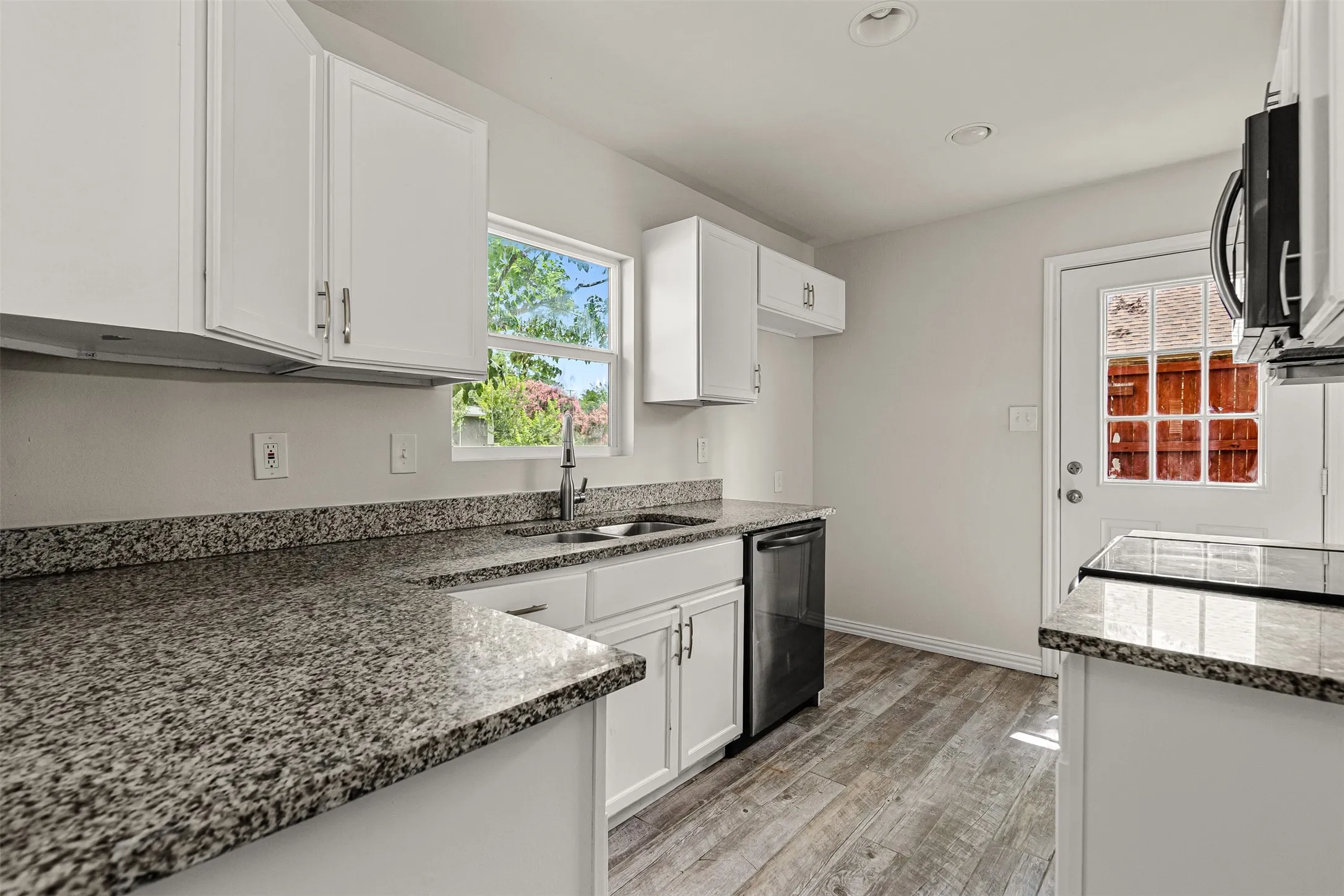 Single Family Residence For Sale in Tarrant County , 624 E Ellen Avenue, Hurst, Texas 76053, 3 Bedroom, 1 Bathroom, Garage spaces, 1,026 Sqft, built in 1953, mls#21320884, Real Estate Agent in Hurst, Homes For Sale in Tarrant county, Homes For Sale in Hurst, Realtor in Hurst Texas, Real Estate Brokerage Independent Realty Texas, Luminita Cordes Realtor