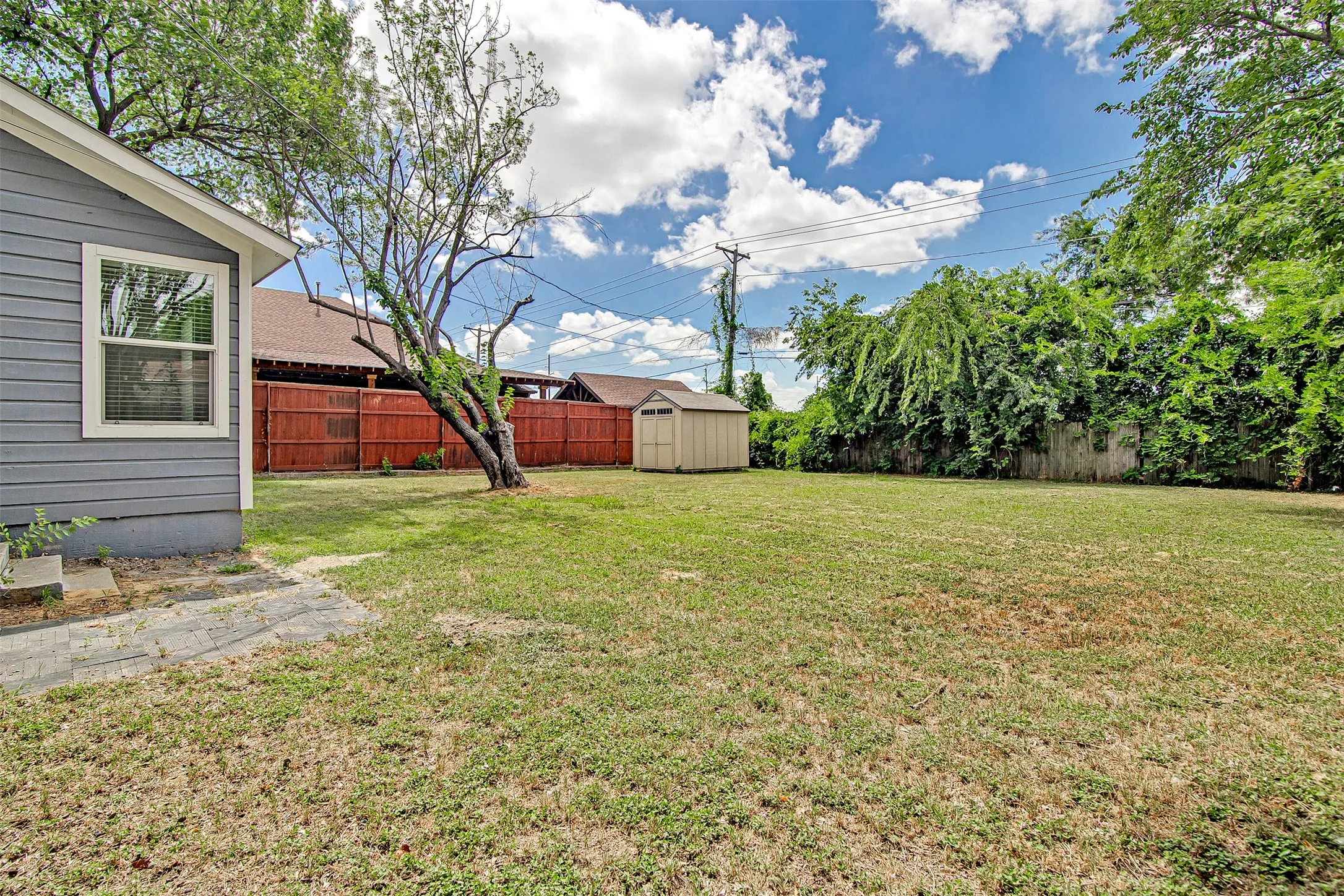 Single Family Residence For Sale in Tarrant County , 624 E Ellen Avenue, Hurst, Texas 76053, 3 Bedroom, 1 Bathroom, Garage spaces, 1,026 Sqft, built in 1953, mls#21320884, Real Estate Agent in Hurst, Homes For Sale in Tarrant county, Homes For Sale in Hurst, Realtor in Hurst Texas, Real Estate Brokerage Independent Realty Texas, Luminita Cordes Realtor