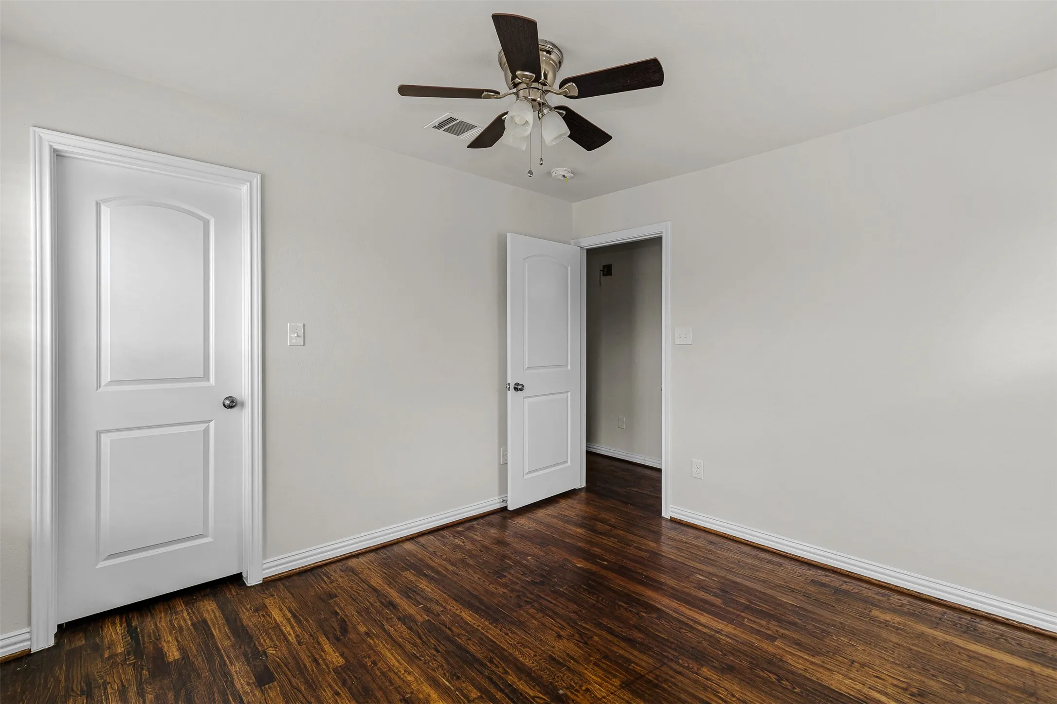 Single Family Residence For Sale in Tarrant County , 624 E Ellen Avenue, Hurst, Texas 76053, 3 Bedroom, 1 Bathroom, Garage spaces, 1,026 Sqft, built in 1953, mls#21320884, Real Estate Agent in Hurst, Homes For Sale in Tarrant county, Homes For Sale in Hurst, Realtor in Hurst Texas, Real Estate Brokerage Independent Realty Texas, Luminita Cordes Realtor