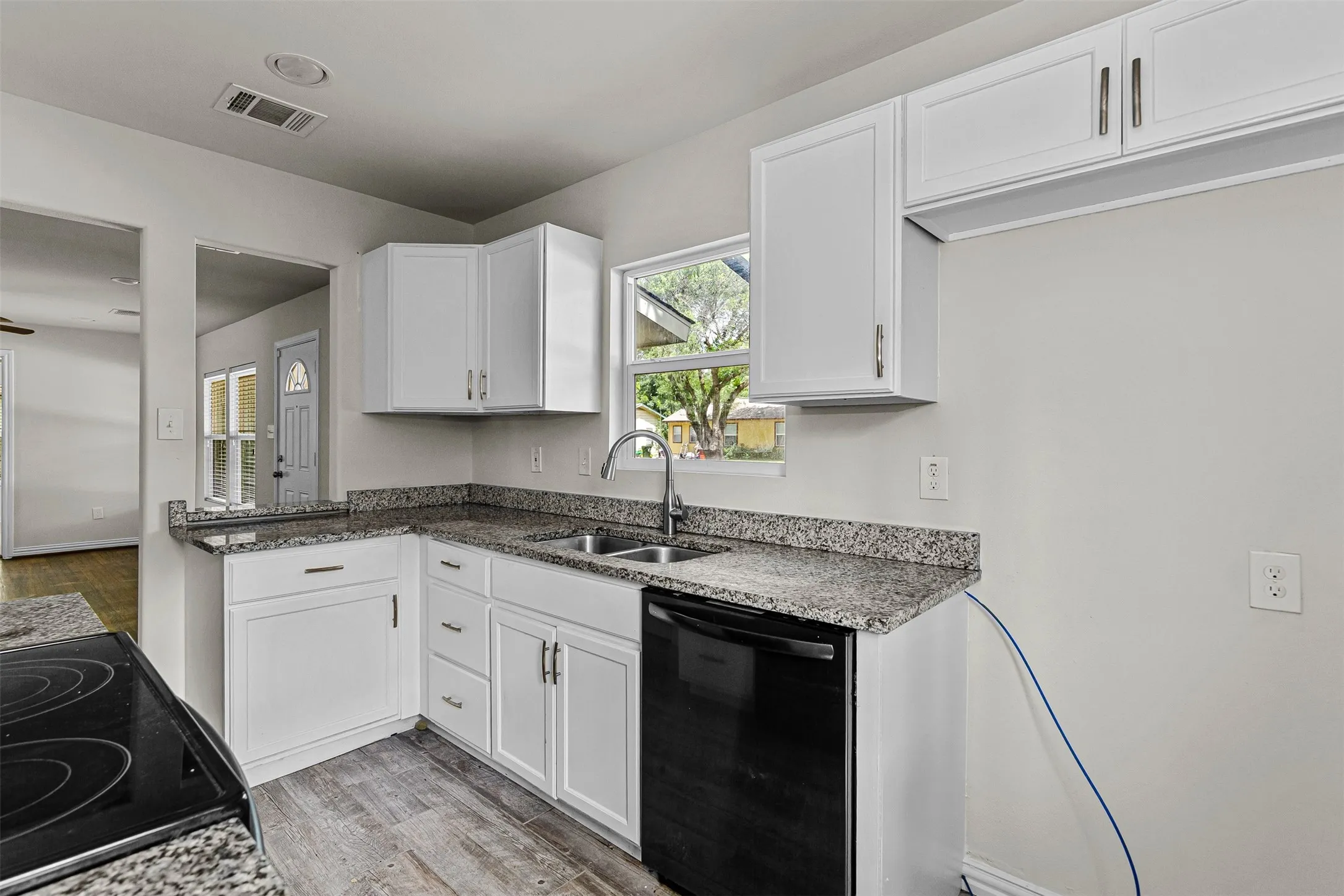Single Family Residence For Sale in Tarrant County , 624 E Ellen Avenue, Hurst, Texas 76053, 3 Bedroom, 1 Bathroom, Garage spaces, 1,026 Sqft, built in 1953, mls#21320884, Real Estate Agent in Hurst, Homes For Sale in Tarrant county, Homes For Sale in Hurst, Realtor in Hurst Texas, Real Estate Brokerage Independent Realty Texas, Luminita Cordes Realtor