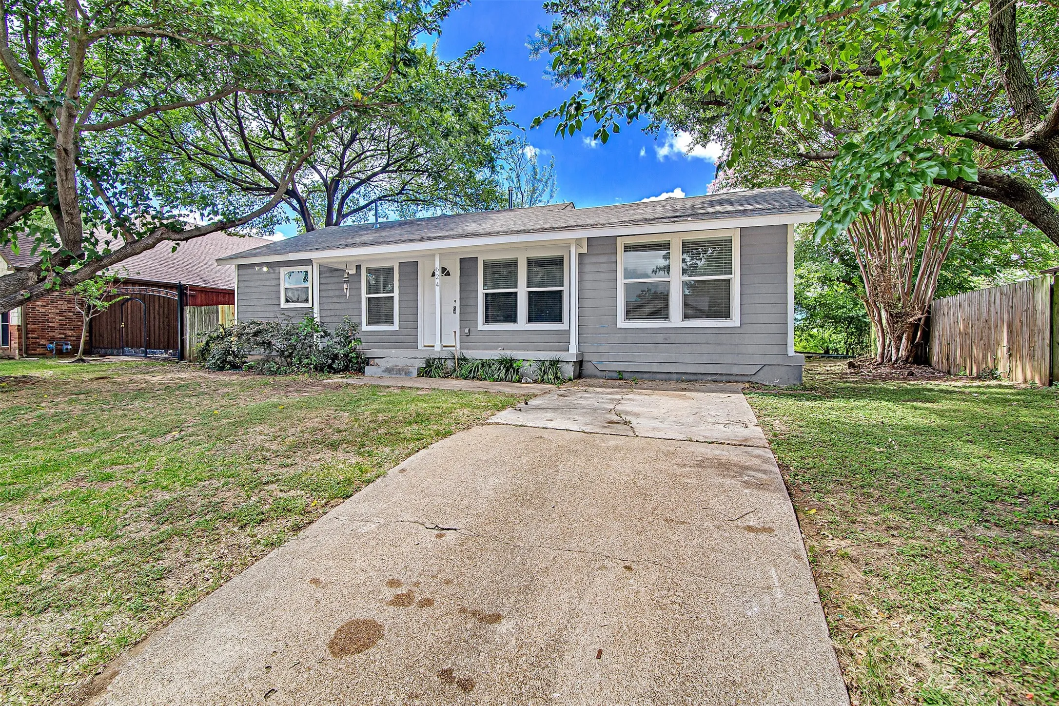 Single Family Residence For Sale in Tarrant County , 624 E Ellen Avenue, Hurst, Texas 76053, 3 Bedroom, 1 Bathroom, Garage spaces, 1,026 Sqft, built in 1953, mls#21320884, Real Estate Agent in Hurst, Homes For Sale in Tarrant county, Homes For Sale in Hurst, Realtor in Hurst Texas, Real Estate Brokerage Independent Realty Texas, Luminita Cordes Realtor