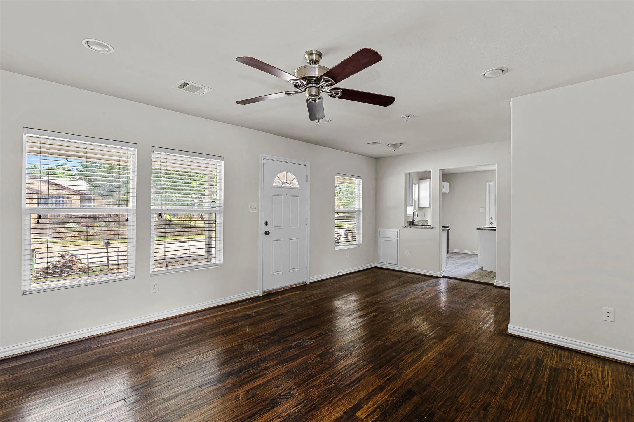 Single Family Residence For Sale in Tarrant County , 624 E Ellen Avenue, Hurst, Texas 76053, 3 Bedroom, 1 Bathroom, Garage spaces, 1,026 Sqft, built in 1953, mls#21320884, Real Estate Agent in Hurst, Homes For Sale in Tarrant county, Homes For Sale in Hurst, Realtor in Hurst Texas, Real Estate Brokerage Independent Realty Texas, Luminita Cordes Realtor