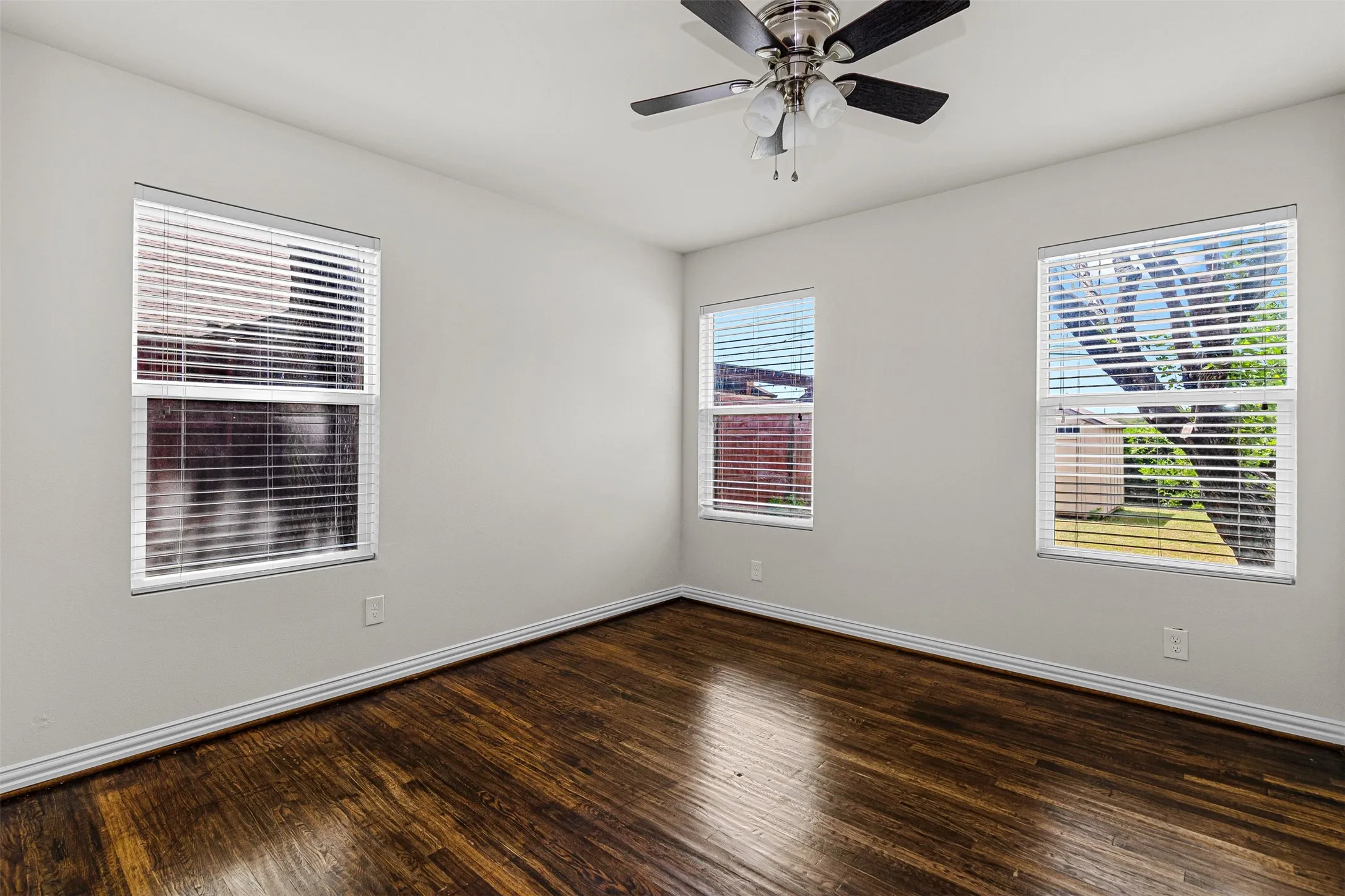 Single Family Residence For Sale in Tarrant County , 624 E Ellen Avenue, Hurst, Texas 76053, 3 Bedroom, 1 Bathroom, Garage spaces, 1,026 Sqft, built in 1953, mls#21320884, Real Estate Agent in Hurst, Homes For Sale in Tarrant county, Homes For Sale in Hurst, Realtor in Hurst Texas, Real Estate Brokerage Independent Realty Texas, Luminita Cordes Realtor