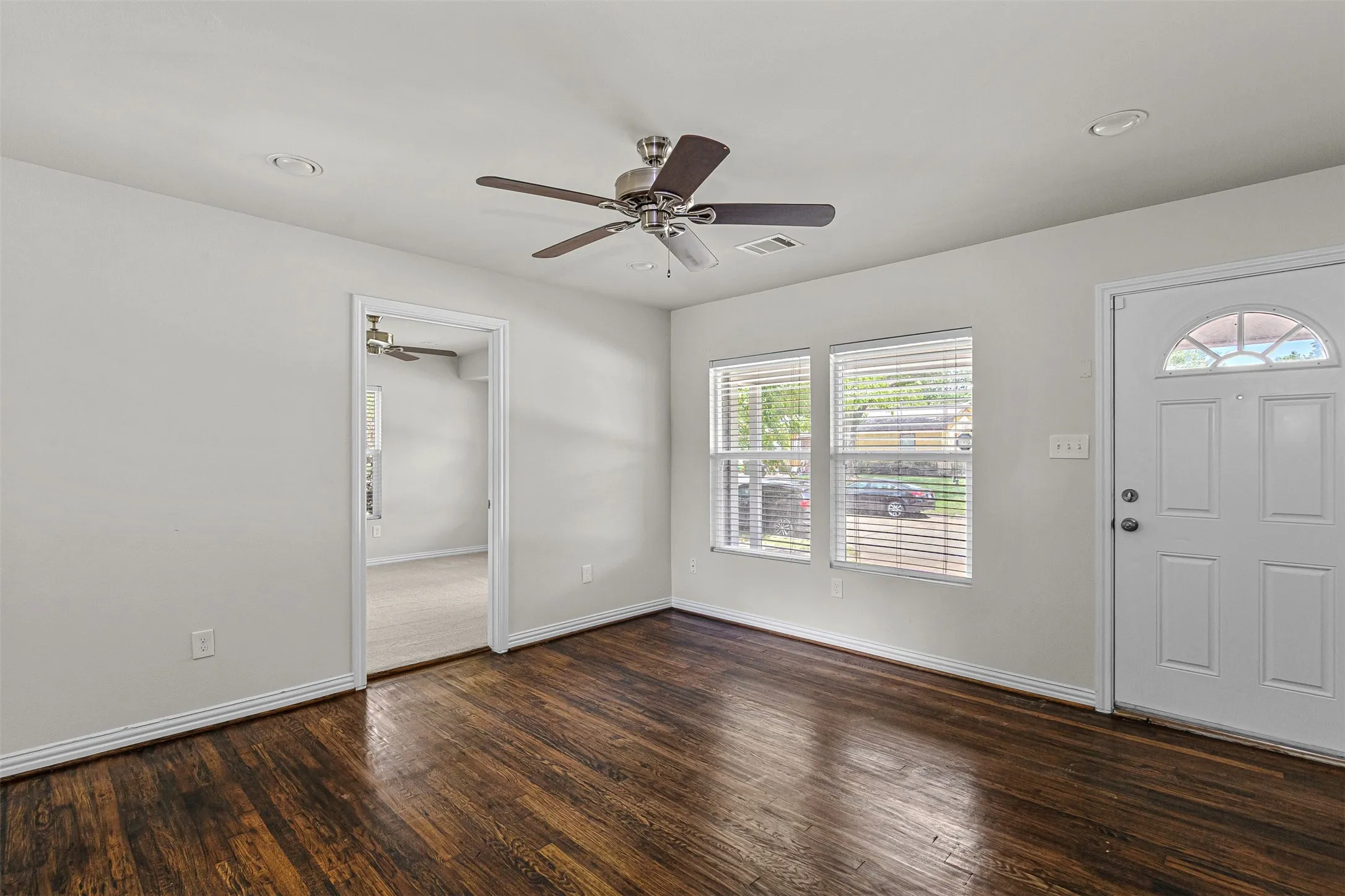 Single Family Residence For Sale in Tarrant County , 624 E Ellen Avenue, Hurst, Texas 76053, 3 Bedroom, 1 Bathroom, Garage spaces, 1,026 Sqft, built in 1953, mls#21320884, Real Estate Agent in Hurst, Homes For Sale in Tarrant county, Homes For Sale in Hurst, Realtor in Hurst Texas, Real Estate Brokerage Independent Realty Texas, Luminita Cordes Realtor