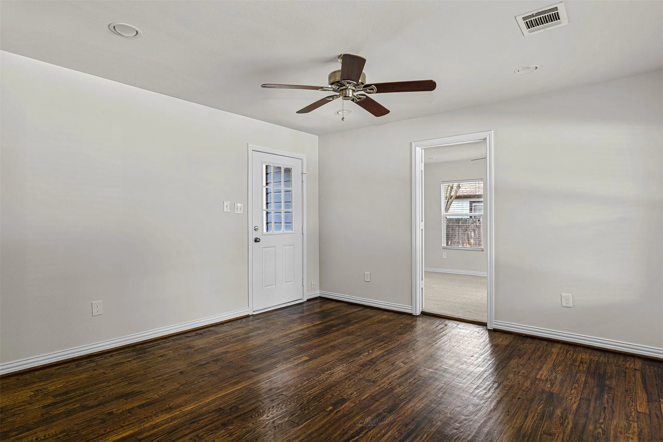 Single Family Residence For Sale in Tarrant County , 624 E Ellen Avenue, Hurst, Texas 76053, 3 Bedroom, 1 Bathroom, Garage spaces, 1,026 Sqft, built in 1953, mls#21320884, Real Estate Agent in Hurst, Homes For Sale in Tarrant county, Homes For Sale in Hurst, Realtor in Hurst Texas, Real Estate Brokerage Independent Realty Texas, Luminita Cordes Realtor