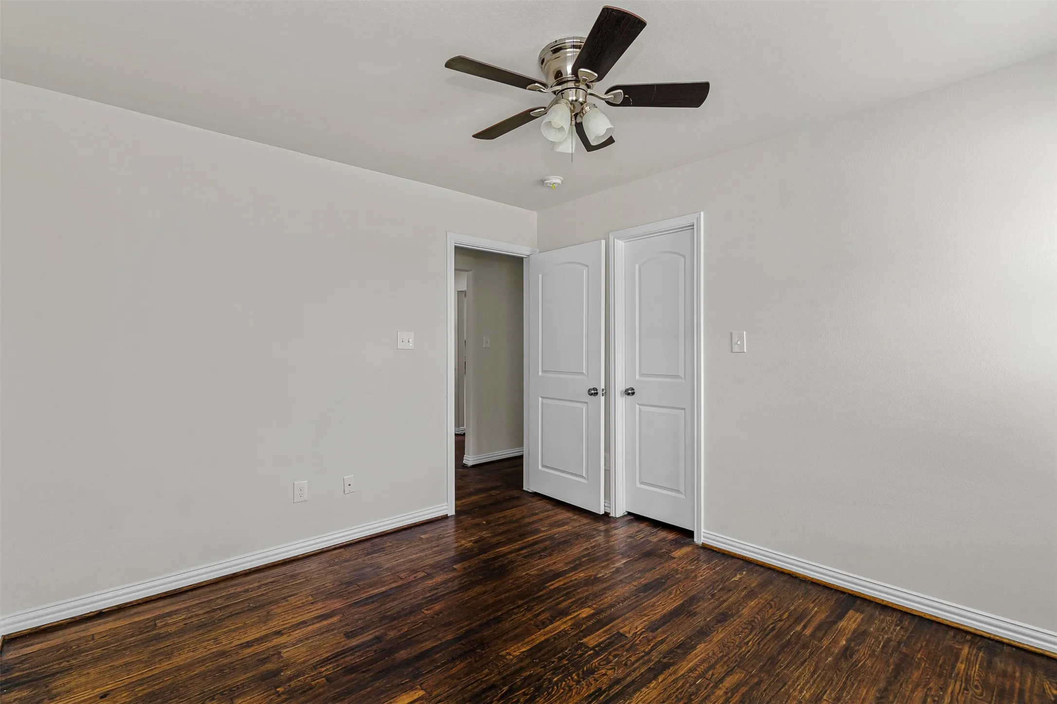Single Family Residence For Sale in Tarrant County , 624 E Ellen Avenue, Hurst, Texas 76053, 3 Bedroom, 1 Bathroom, Garage spaces, 1,026 Sqft, built in 1953, mls#21320884, Real Estate Agent in Hurst, Homes For Sale in Tarrant county, Homes For Sale in Hurst, Realtor in Hurst Texas, Real Estate Brokerage Independent Realty Texas, Luminita Cordes Realtor