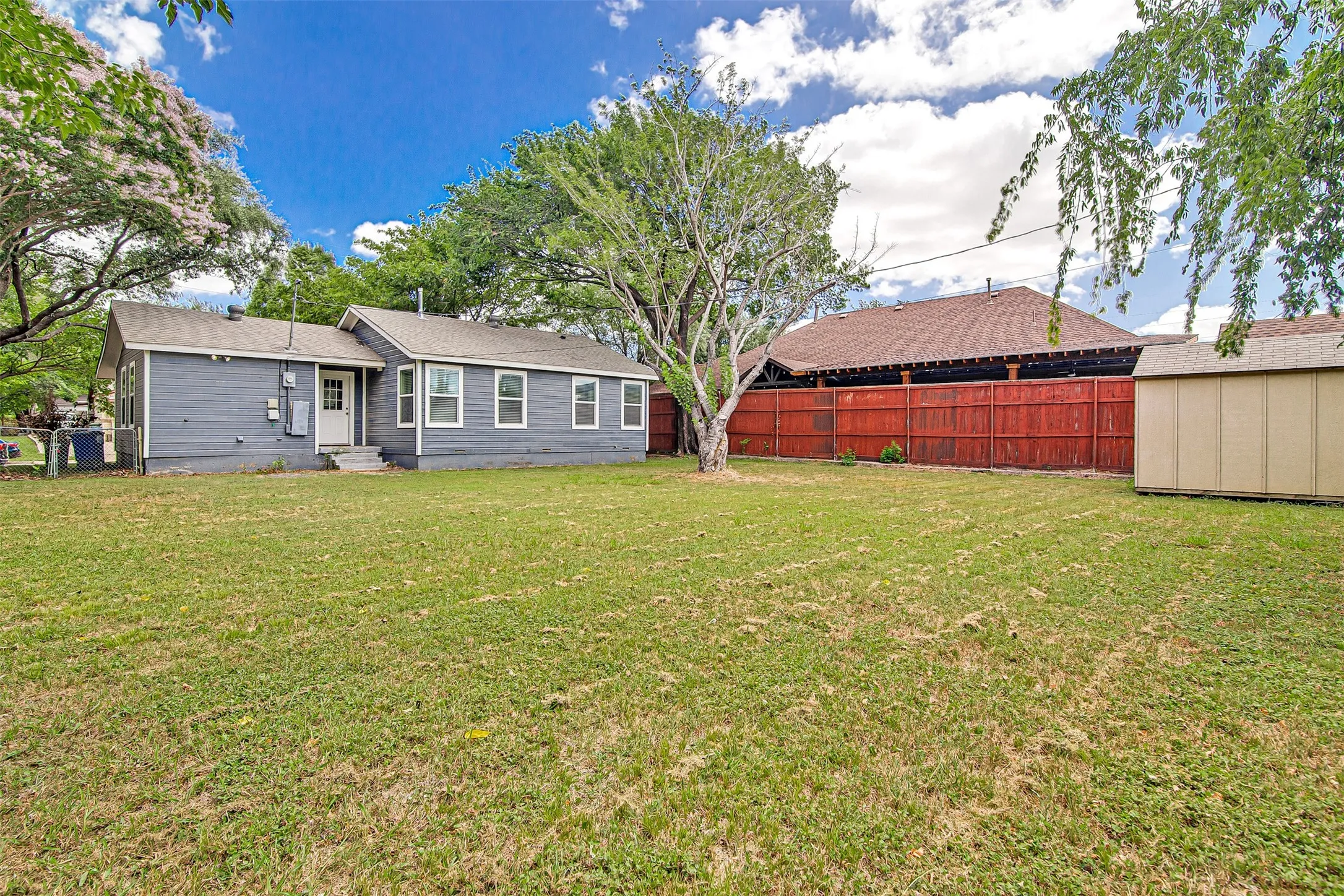 Single Family Residence For Sale in Tarrant County , 624 E Ellen Avenue, Hurst, Texas 76053, 3 Bedroom, 1 Bathroom, Garage spaces, 1,026 Sqft, built in 1953, mls#21320884, Real Estate Agent in Hurst, Homes For Sale in Tarrant county, Homes For Sale in Hurst, Realtor in Hurst Texas, Real Estate Brokerage Independent Realty Texas, Luminita Cordes Realtor