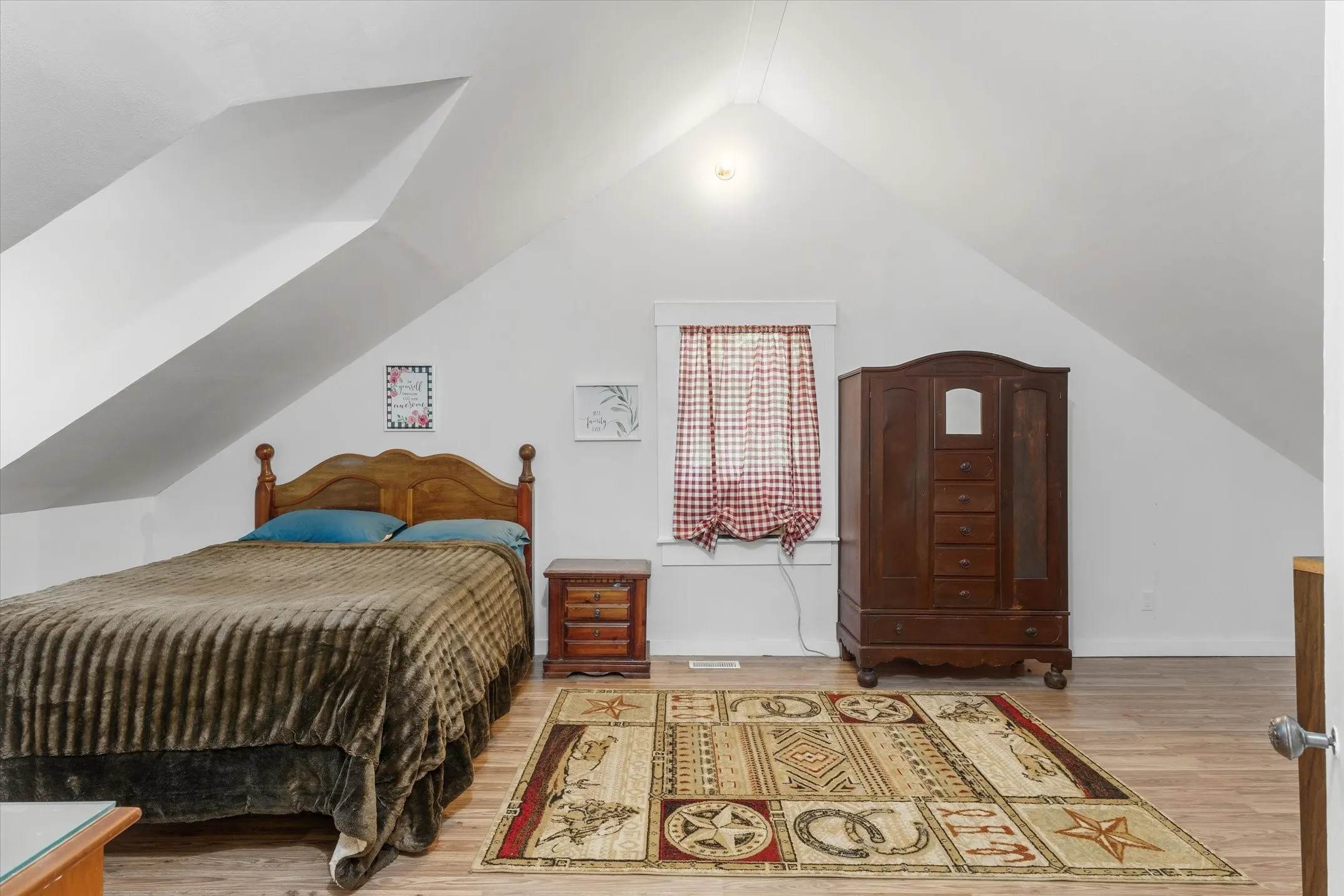 Single Family Residence For Sale in Van Zandt County , 1100 Vz County Road 3414, Wills Point, Texas 75169, 3 Bedroom, 3 Bathroom, 2 Garage spaces, 1,768 Sqft, built in 1997, mls#21320818, Real Estate Agent in Wills Point, Homes For Sale in Van Zandt county, Homes For Sale in Wills Point, Realtor in Wills Point Texas, Real Estate Brokerage Independent Realty Texas, Luminita Cordes Realtor