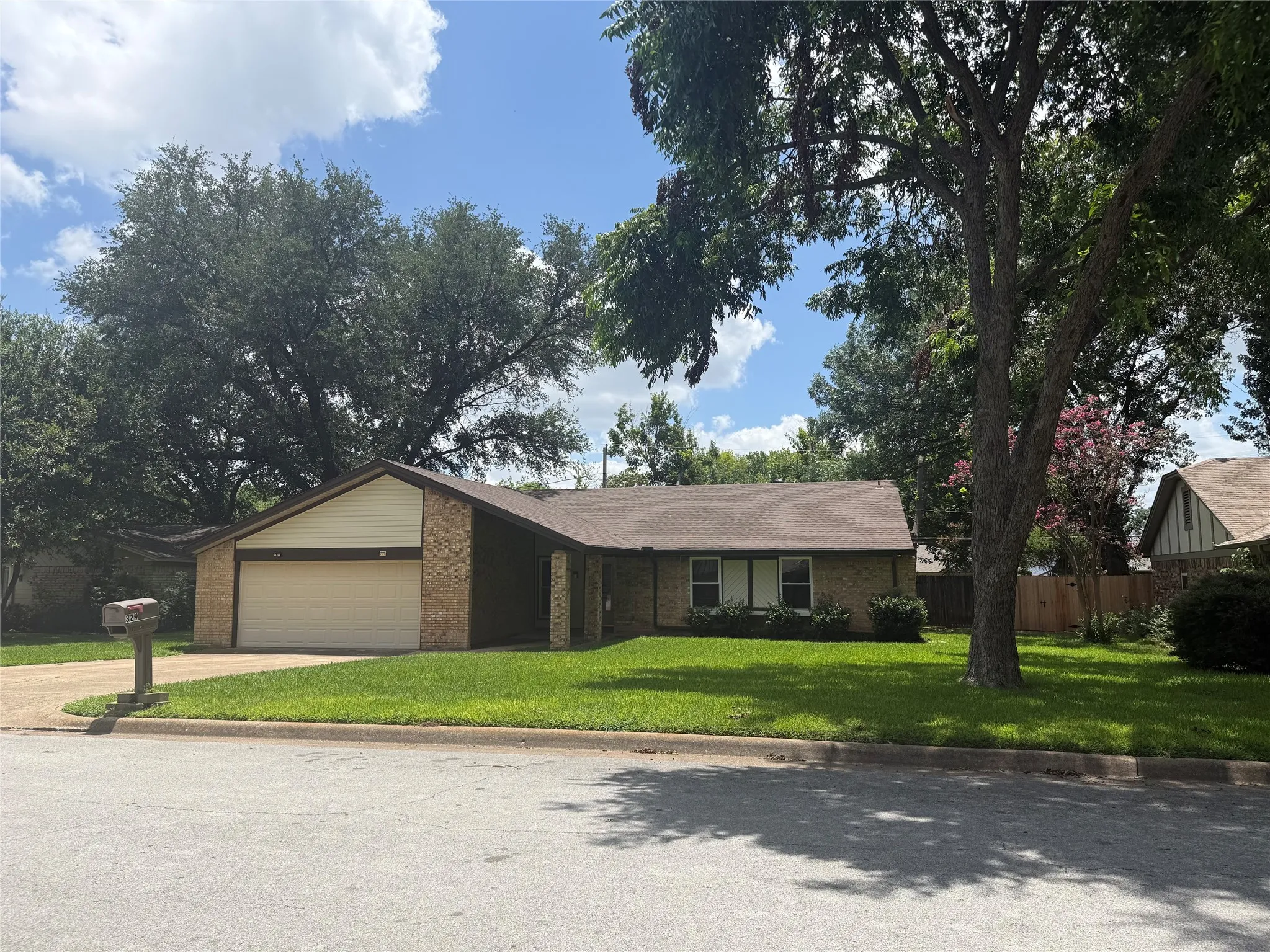 Single Family Residence For Rent in Tarrant County , 329 Stratford Drive, Hurst, Texas 76054, 3 Bedroom, 2 Bathroom, 2 Garage spaces, 1,689 Sqft, built in 1978, mls#21320892, Real Estate Agent in Hurst, Homes For Rent in Tarrant county, Homes For Rent in Hurst, Realtor in Hurst Texas, Real Estate Brokerage Independent Realty Texas, Luminita Cordes Realtor