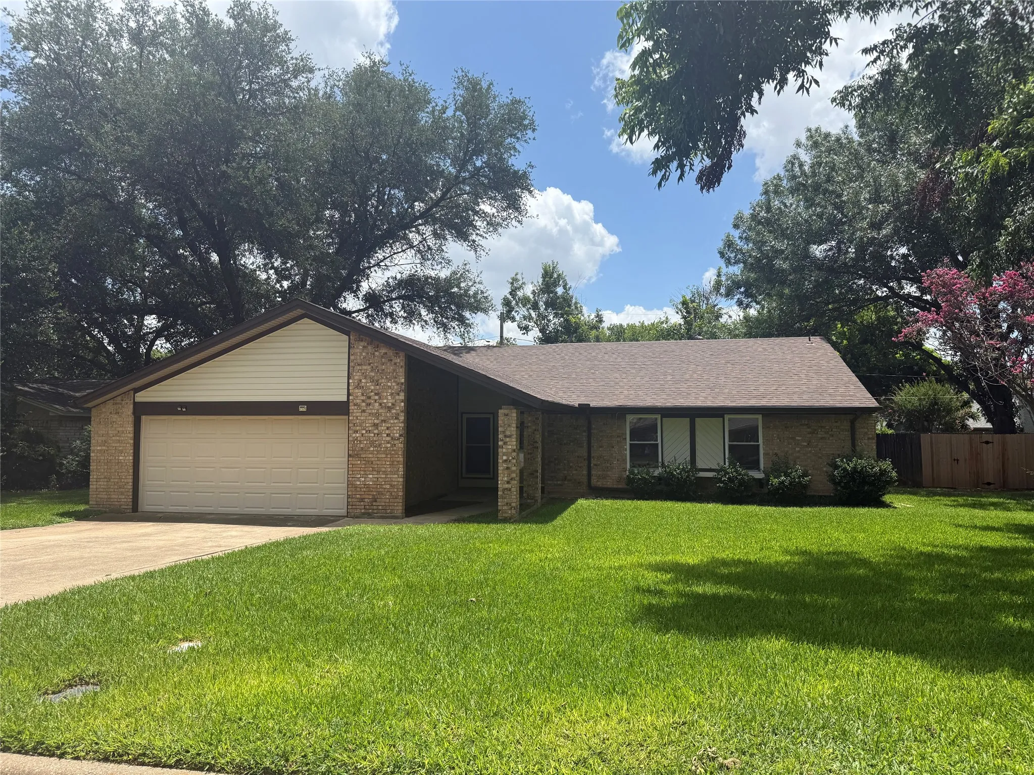 Single Family Residence For Rent in Tarrant County , 329 Stratford Drive, Hurst, Texas 76054, 3 Bedroom, 2 Bathroom, 2 Garage spaces, 1,689 Sqft, built in 1978, mls#21320892, Real Estate Agent in Hurst, Homes For Rent in Tarrant county, Homes For Rent in Hurst, Realtor in Hurst Texas, Real Estate Brokerage Independent Realty Texas, Luminita Cordes Realtor