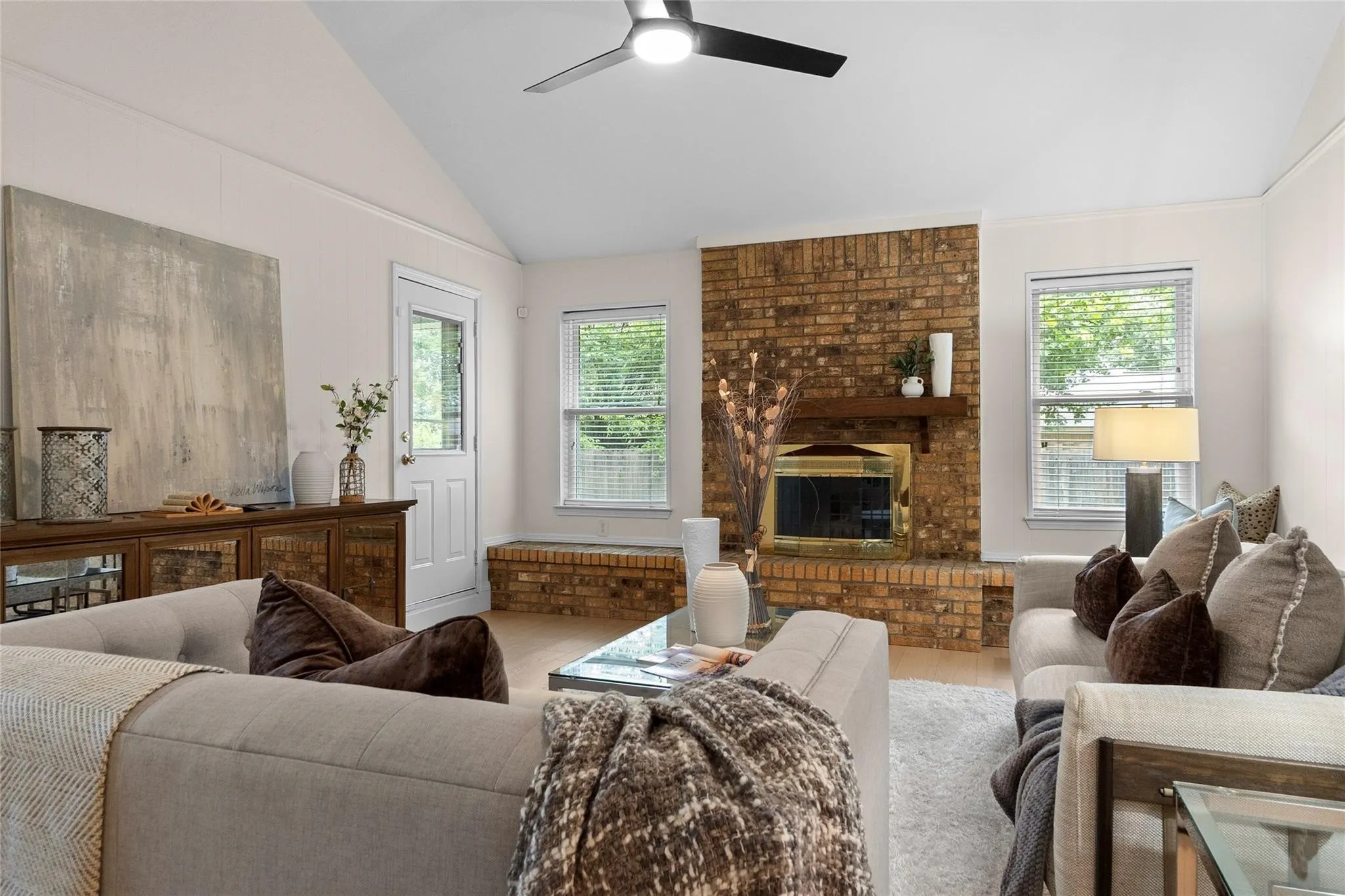 Single Family Residence For Rent in Tarrant County , 329 Stratford Drive, Hurst, Texas 76054, 3 Bedroom, 2 Bathroom, 2 Garage spaces, 1,689 Sqft, built in 1978, mls#21320892, Real Estate Agent in Hurst, Homes For Rent in Tarrant county, Homes For Rent in Hurst, Realtor in Hurst Texas, Real Estate Brokerage Independent Realty Texas, Luminita Cordes Realtor