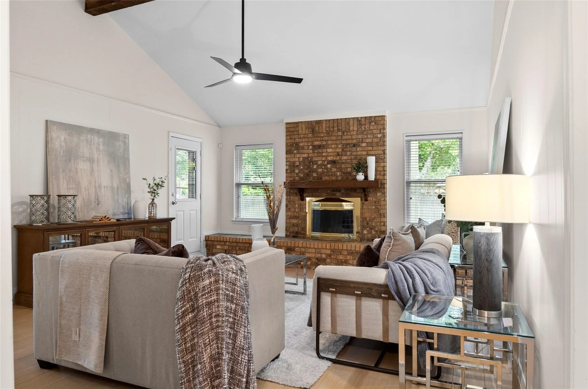 Single Family Residence For Rent in Tarrant County , 329 Stratford Drive, Hurst, Texas 76054, 3 Bedroom, 2 Bathroom, 2 Garage spaces, 1,689 Sqft, built in 1978, mls#21320892, Real Estate Agent in Hurst, Homes For Rent in Tarrant county, Homes For Rent in Hurst, Realtor in Hurst Texas, Real Estate Brokerage Independent Realty Texas, Luminita Cordes Realtor