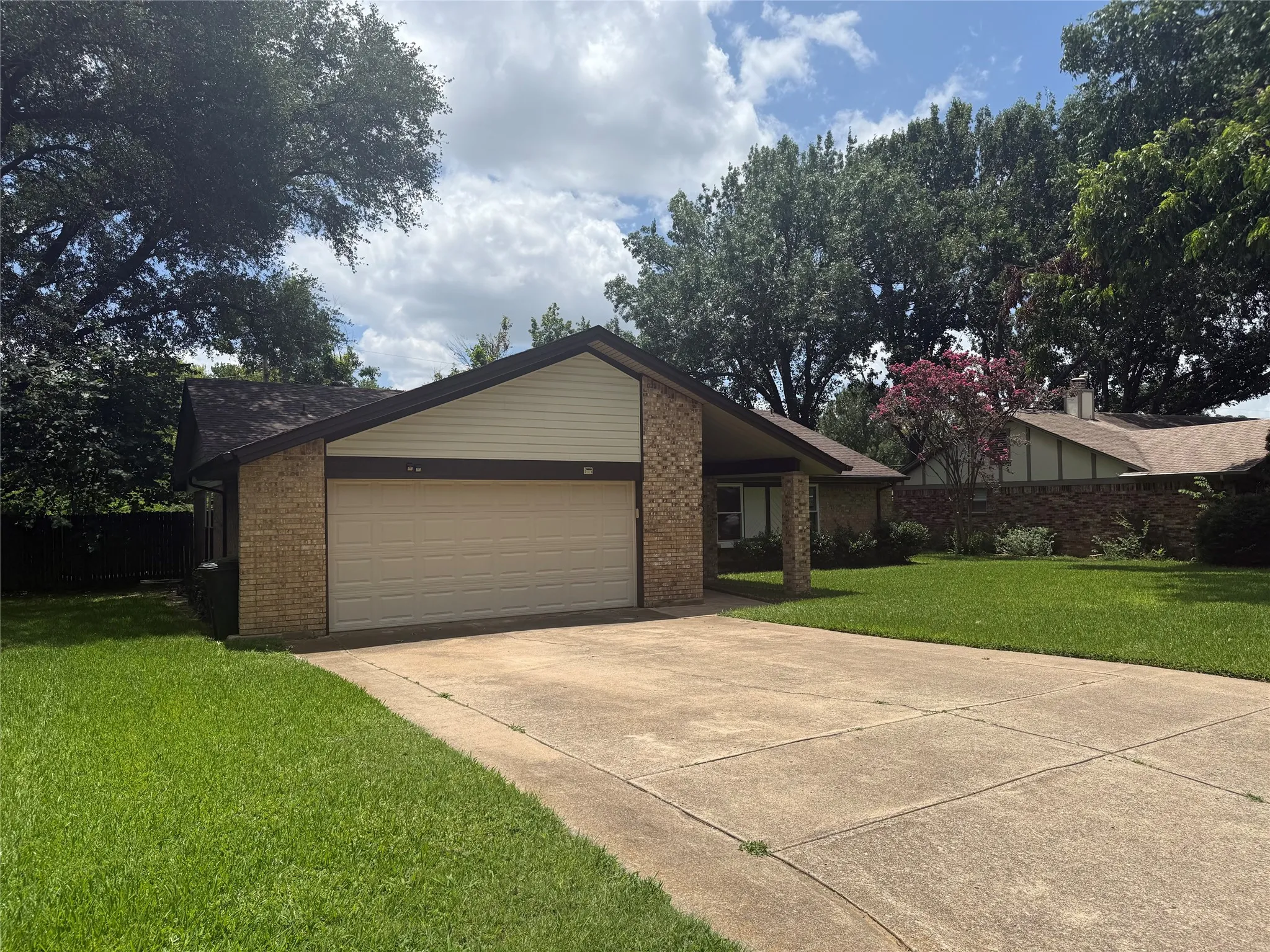 Single Family Residence For Rent in Tarrant County , 329 Stratford Drive, Hurst, Texas 76054, 3 Bedroom, 2 Bathroom, 2 Garage spaces, 1,689 Sqft, built in 1978, mls#21320892, Real Estate Agent in Hurst, Homes For Rent in Tarrant county, Homes For Rent in Hurst, Realtor in Hurst Texas, Real Estate Brokerage Independent Realty Texas, Luminita Cordes Realtor