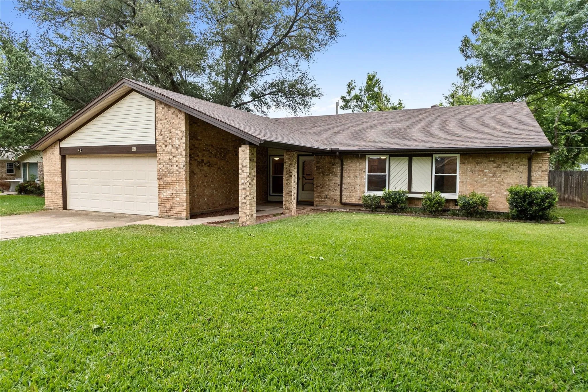 Single Family Residence For Rent in Tarrant County , 329 Stratford Drive, Hurst, Texas 76054, 3 Bedroom, 2 Bathroom, 2 Garage spaces, 1,689 Sqft, built in 1978, mls#21320892, Real Estate Agent in Hurst, Homes For Rent in Tarrant county, Homes For Rent in Hurst, Realtor in Hurst Texas, Real Estate Brokerage Independent Realty Texas, Luminita Cordes Realtor