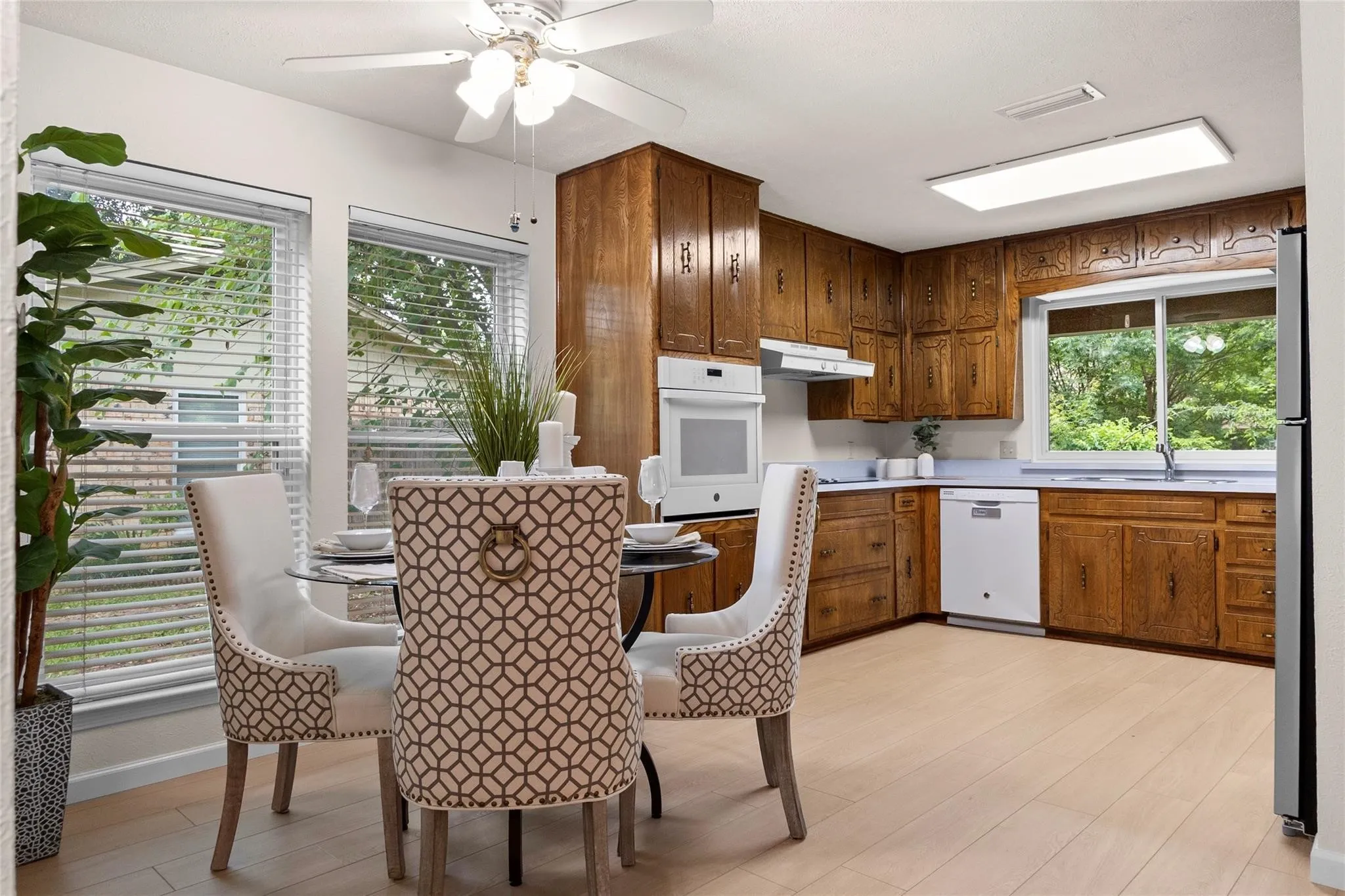 Single Family Residence For Rent in Tarrant County , 329 Stratford Drive, Hurst, Texas 76054, 3 Bedroom, 2 Bathroom, 2 Garage spaces, 1,689 Sqft, built in 1978, mls#21320892, Real Estate Agent in Hurst, Homes For Rent in Tarrant county, Homes For Rent in Hurst, Realtor in Hurst Texas, Real Estate Brokerage Independent Realty Texas, Luminita Cordes Realtor