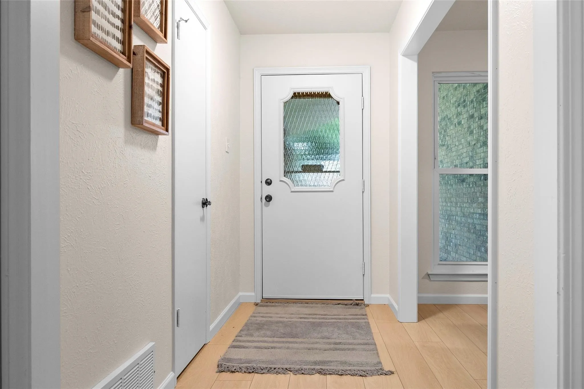 Single Family Residence For Rent in Tarrant County , 329 Stratford Drive, Hurst, Texas 76054, 3 Bedroom, 2 Bathroom, 2 Garage spaces, 1,689 Sqft, built in 1978, mls#21320892, Real Estate Agent in Hurst, Homes For Rent in Tarrant county, Homes For Rent in Hurst, Realtor in Hurst Texas, Real Estate Brokerage Independent Realty Texas, Luminita Cordes Realtor