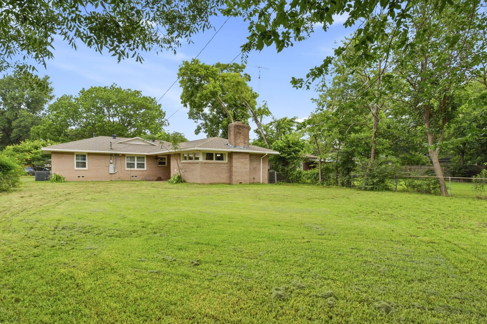 Single Family Residence For Sale in Grayson County , 1413 N Wharton Street, Sherman, Texas 75092, 4 Bedroom, 2 Bathroom, 1 Garage spaces, 1,849 Sqft, built in 1955, mls#21320068, Real Estate Agent in Sherman, Homes For Sale in Grayson county, Homes For Sale in Sherman, Realtor in Sherman Texas, Real Estate Brokerage Independent Realty Texas, Luminita Cordes Realtor