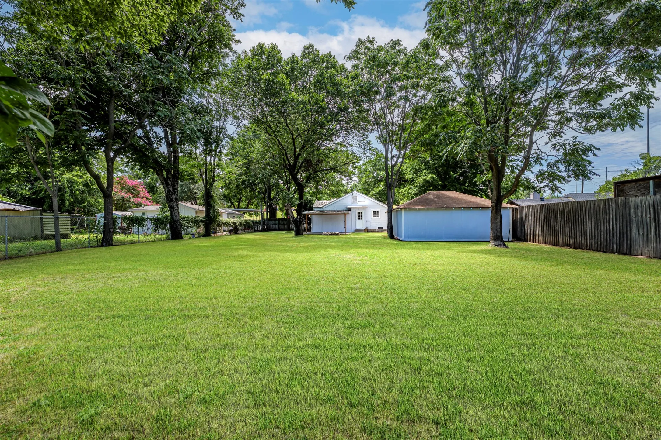 Single Family Residence For Sale in Tarrant County , 214 Churchill Road, Fort Worth, Texas 76114, 2 Bedroom, 1 Bathroom, Garage spaces, 1,027 Sqft, built in 1936, mls#21320878, Real Estate Agent in Fort Worth, Homes For Sale in Tarrant county, Homes For Sale in Fort Worth, Realtor in Fort Worth Texas, Real Estate Brokerage Independent Realty Texas, Luminita Cordes Realtor