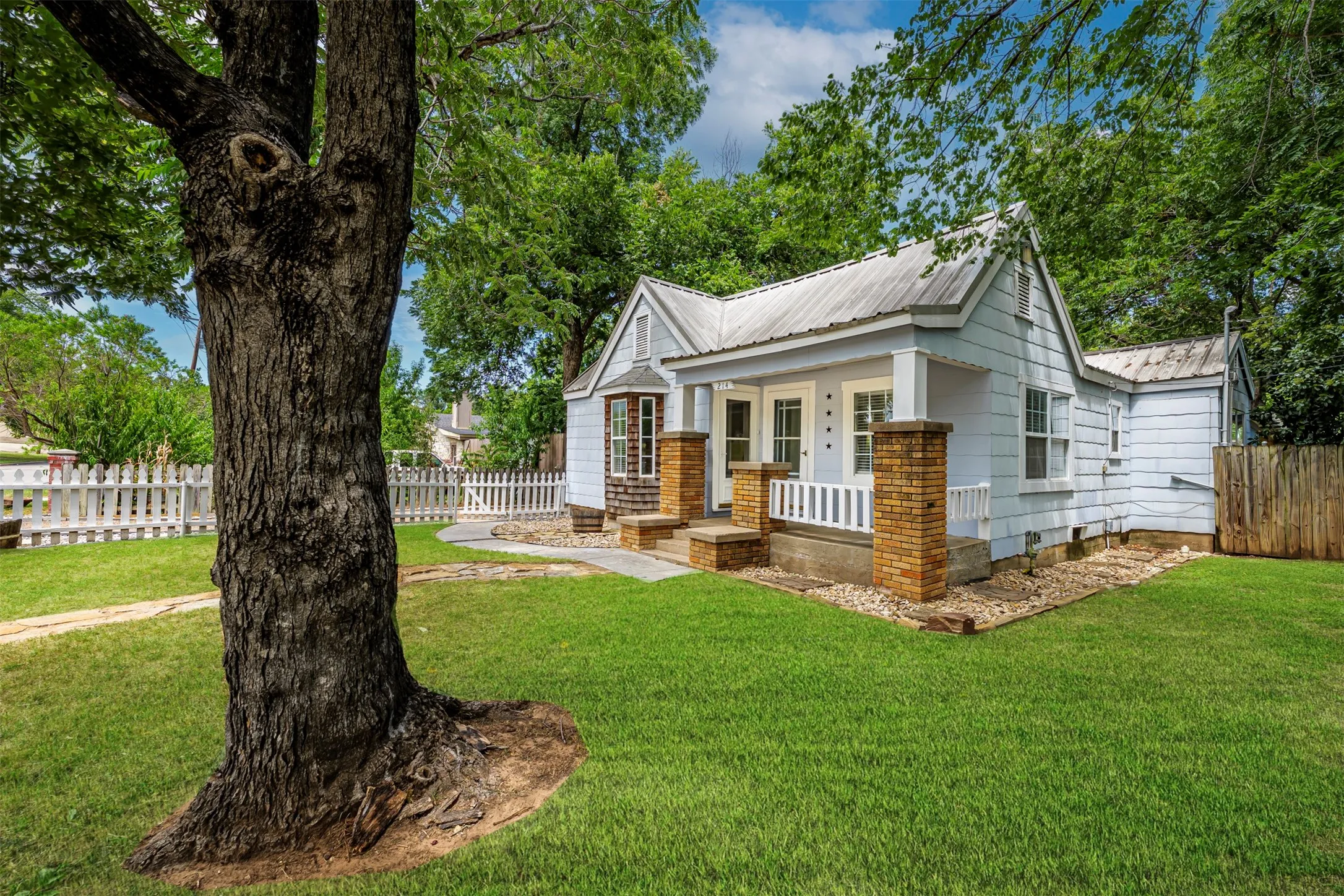 Single Family Residence For Sale in Tarrant County , 214 Churchill Road, Fort Worth, Texas 76114, 2 Bedroom, 1 Bathroom, Garage spaces, 1,027 Sqft, built in 1936, mls#21320878, Real Estate Agent in Fort Worth, Homes For Sale in Tarrant county, Homes For Sale in Fort Worth, Realtor in Fort Worth Texas, Real Estate Brokerage Independent Realty Texas, Luminita Cordes Realtor