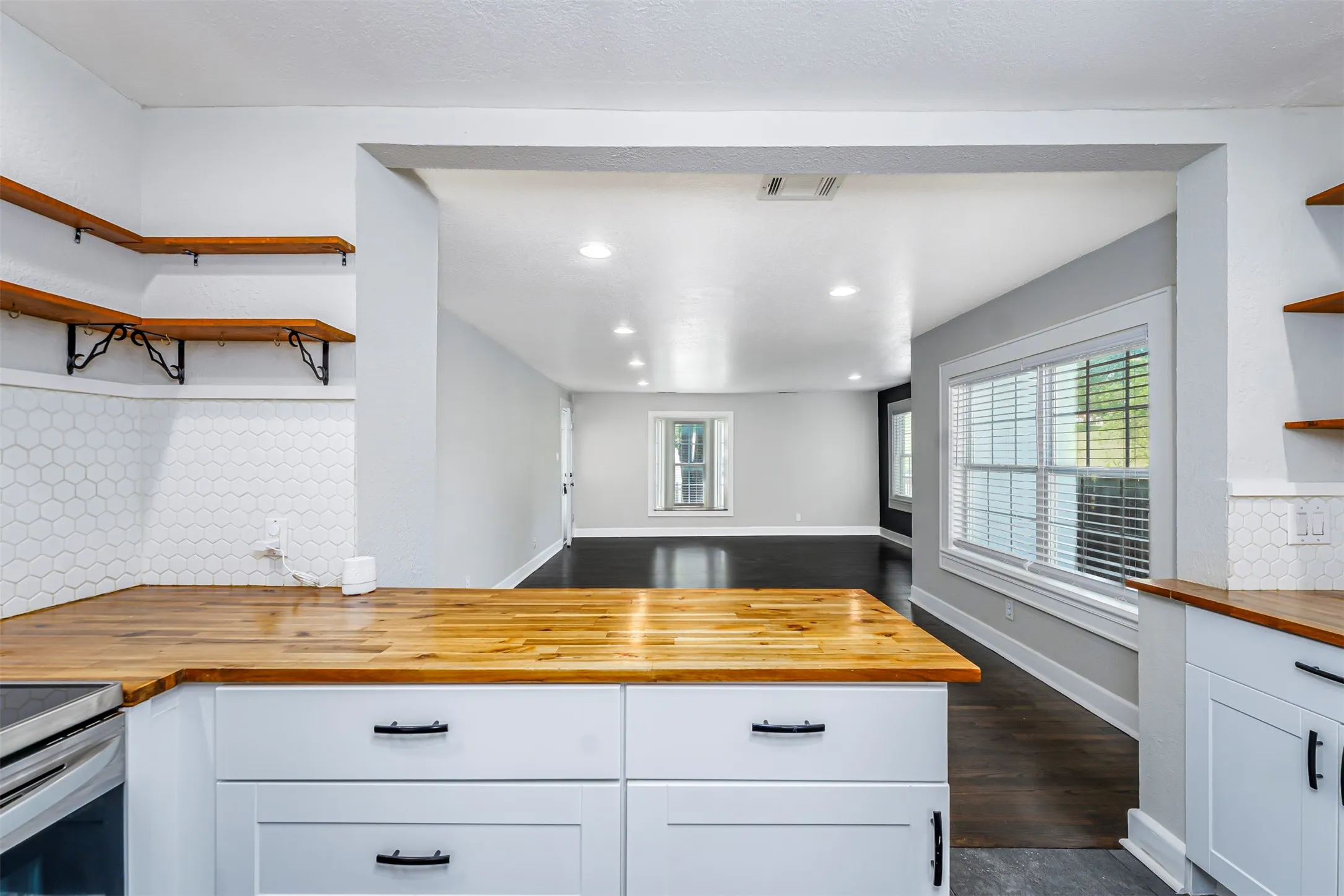 Single Family Residence For Sale in Tarrant County , 214 Churchill Road, Fort Worth, Texas 76114, 2 Bedroom, 1 Bathroom, Garage spaces, 1,027 Sqft, built in 1936, mls#21320878, Real Estate Agent in Fort Worth, Homes For Sale in Tarrant county, Homes For Sale in Fort Worth, Realtor in Fort Worth Texas, Real Estate Brokerage Independent Realty Texas, Luminita Cordes Realtor