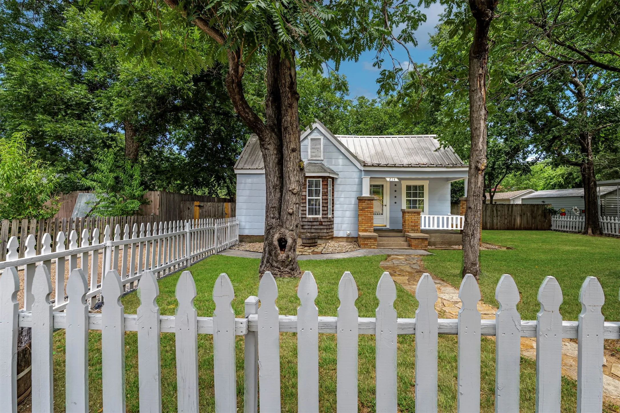 Single Family Residence For Sale in Tarrant County , 214 Churchill Road, Fort Worth, Texas 76114, 2 Bedroom, 1 Bathroom, Garage spaces, 1,027 Sqft, built in 1936, mls#21320878, Real Estate Agent in Fort Worth, Homes For Sale in Tarrant county, Homes For Sale in Fort Worth, Realtor in Fort Worth Texas, Real Estate Brokerage Independent Realty Texas, Luminita Cordes Realtor