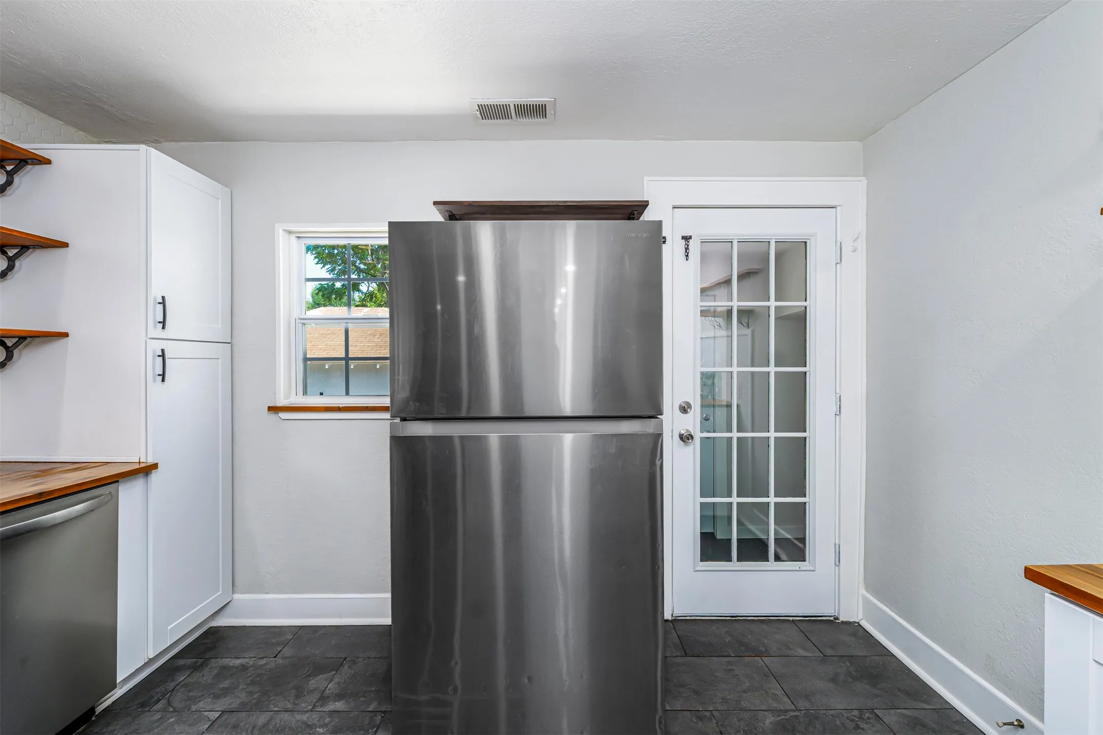 Single Family Residence For Sale in Tarrant County , 214 Churchill Road, Fort Worth, Texas 76114, 2 Bedroom, 1 Bathroom, Garage spaces, 1,027 Sqft, built in 1936, mls#21320878, Real Estate Agent in Fort Worth, Homes For Sale in Tarrant county, Homes For Sale in Fort Worth, Realtor in Fort Worth Texas, Real Estate Brokerage Independent Realty Texas, Luminita Cordes Realtor