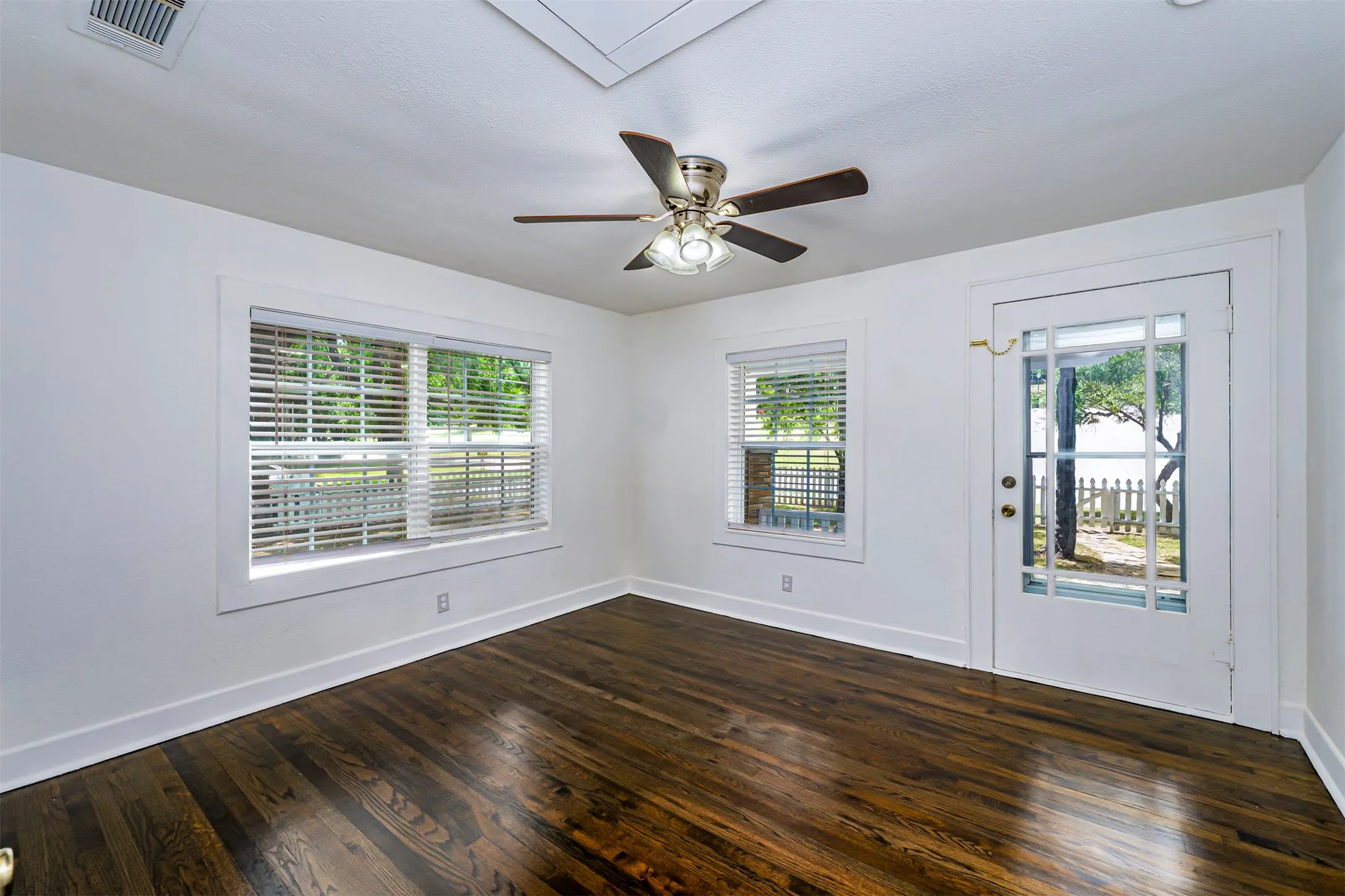 Single Family Residence For Sale in Tarrant County , 214 Churchill Road, Fort Worth, Texas 76114, 2 Bedroom, 1 Bathroom, Garage spaces, 1,027 Sqft, built in 1936, mls#21320878, Real Estate Agent in Fort Worth, Homes For Sale in Tarrant county, Homes For Sale in Fort Worth, Realtor in Fort Worth Texas, Real Estate Brokerage Independent Realty Texas, Luminita Cordes Realtor