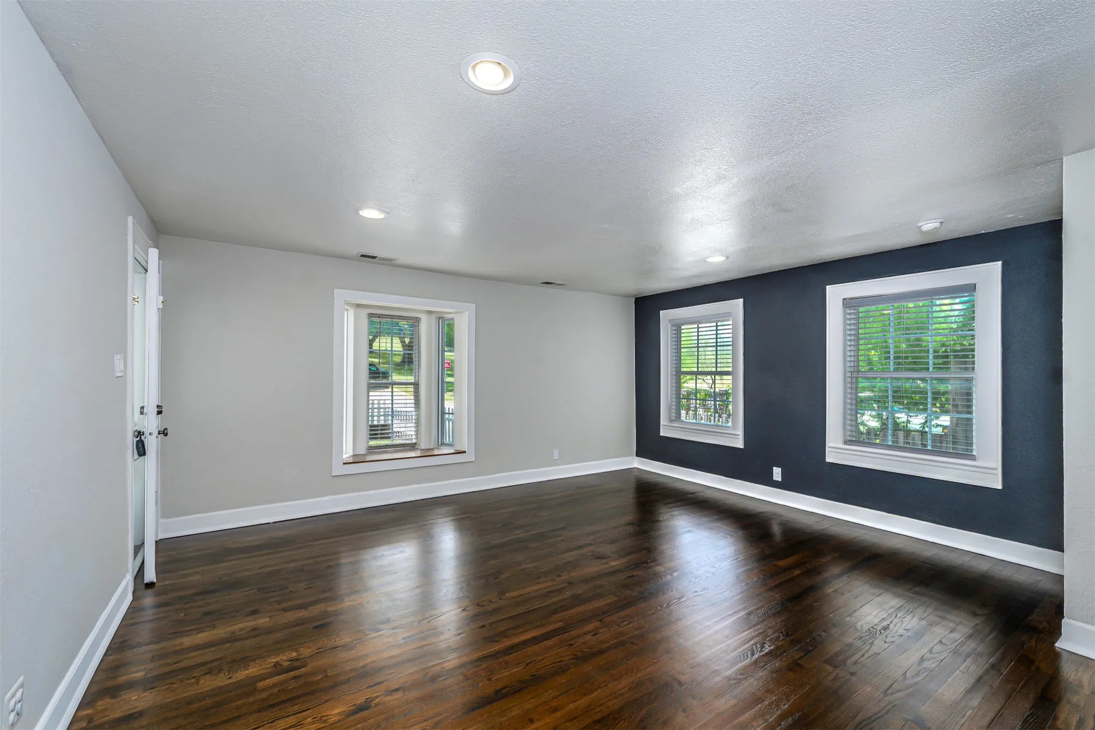 Single Family Residence For Sale in Tarrant County , 214 Churchill Road, Fort Worth, Texas 76114, 2 Bedroom, 1 Bathroom, Garage spaces, 1,027 Sqft, built in 1936, mls#21320878, Real Estate Agent in Fort Worth, Homes For Sale in Tarrant county, Homes For Sale in Fort Worth, Realtor in Fort Worth Texas, Real Estate Brokerage Independent Realty Texas, Luminita Cordes Realtor