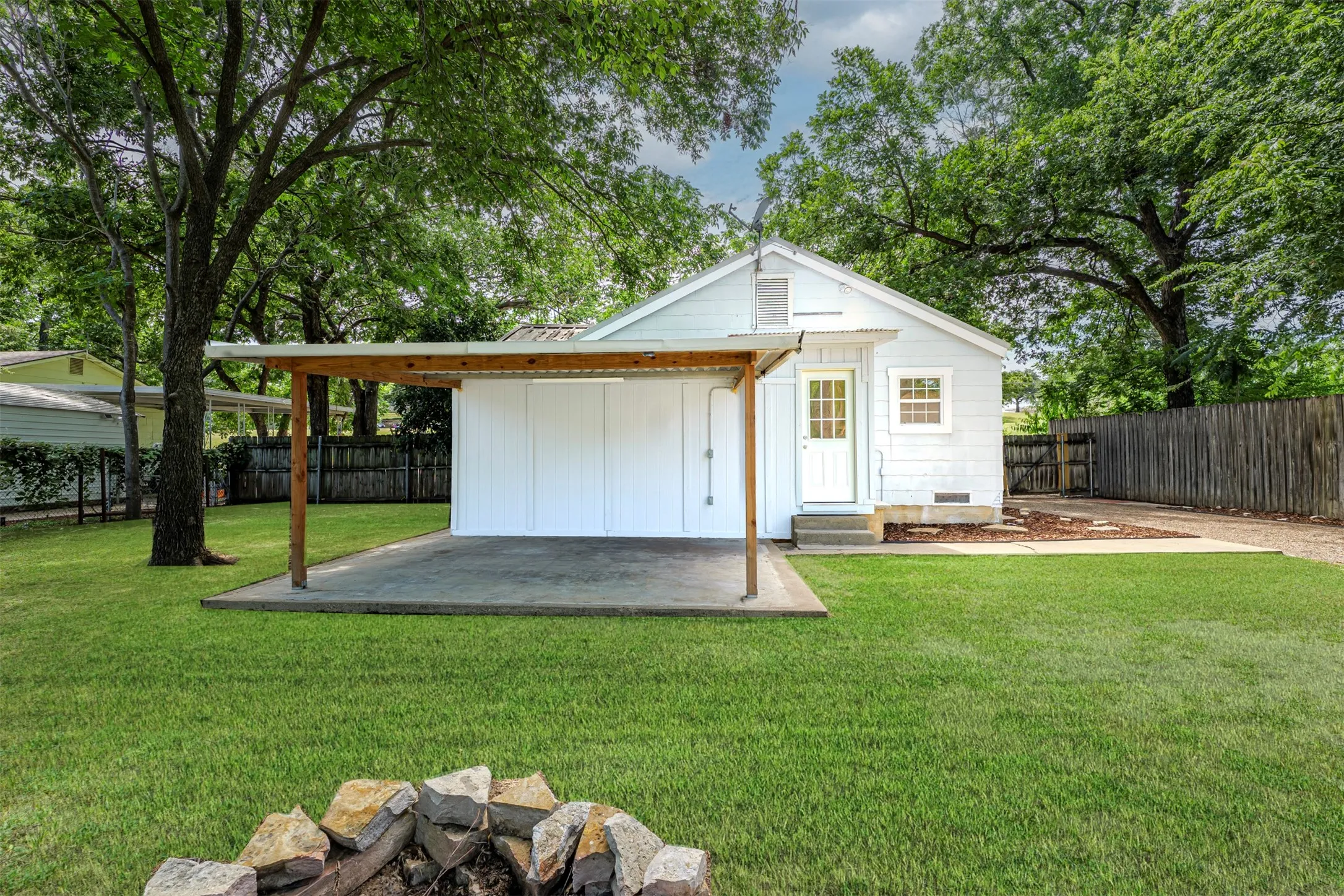 Single Family Residence For Sale in Tarrant County , 214 Churchill Road, Fort Worth, Texas 76114, 2 Bedroom, 1 Bathroom, Garage spaces, 1,027 Sqft, built in 1936, mls#21320878, Real Estate Agent in Fort Worth, Homes For Sale in Tarrant county, Homes For Sale in Fort Worth, Realtor in Fort Worth Texas, Real Estate Brokerage Independent Realty Texas, Luminita Cordes Realtor