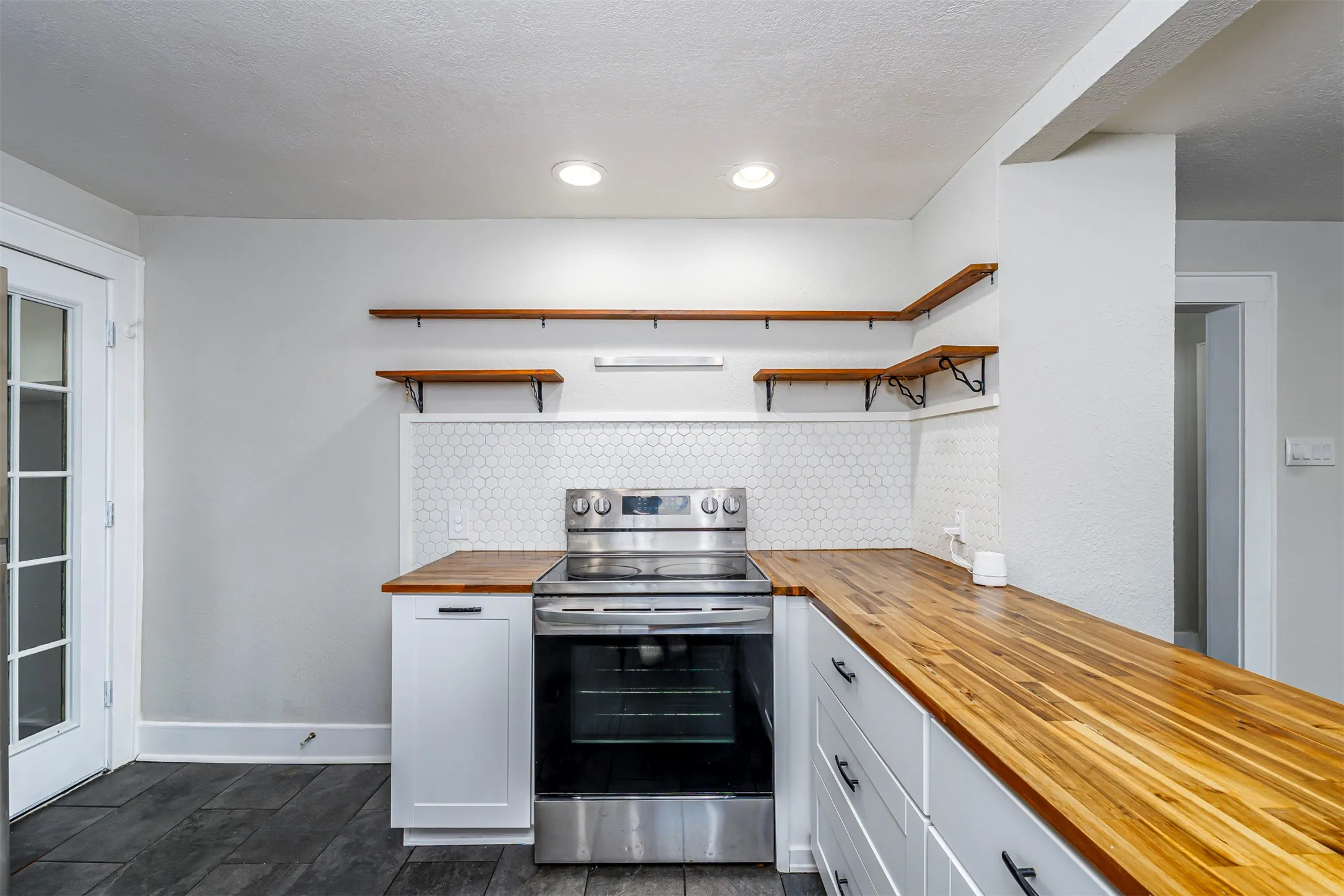 Single Family Residence For Sale in Tarrant County , 214 Churchill Road, Fort Worth, Texas 76114, 2 Bedroom, 1 Bathroom, Garage spaces, 1,027 Sqft, built in 1936, mls#21320878, Real Estate Agent in Fort Worth, Homes For Sale in Tarrant county, Homes For Sale in Fort Worth, Realtor in Fort Worth Texas, Real Estate Brokerage Independent Realty Texas, Luminita Cordes Realtor