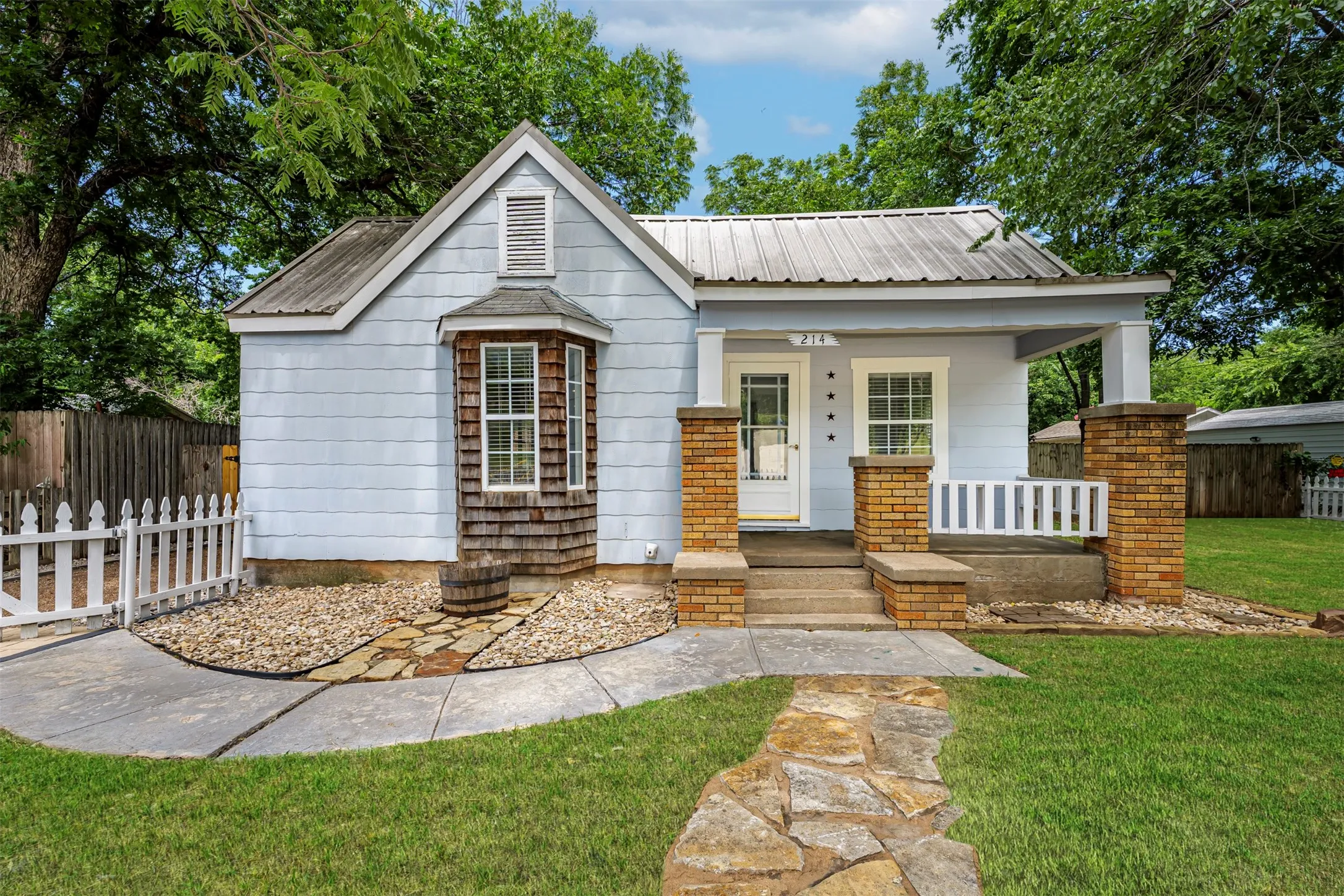 Single Family Residence For Sale in Tarrant County , 214 Churchill Road, Fort Worth, Texas 76114, 2 Bedroom, 1 Bathroom, Garage spaces, 1,027 Sqft, built in 1936, mls#21320878, Real Estate Agent in Fort Worth, Homes For Sale in Tarrant county, Homes For Sale in Fort Worth, Realtor in Fort Worth Texas, Real Estate Brokerage Independent Realty Texas, Luminita Cordes Realtor