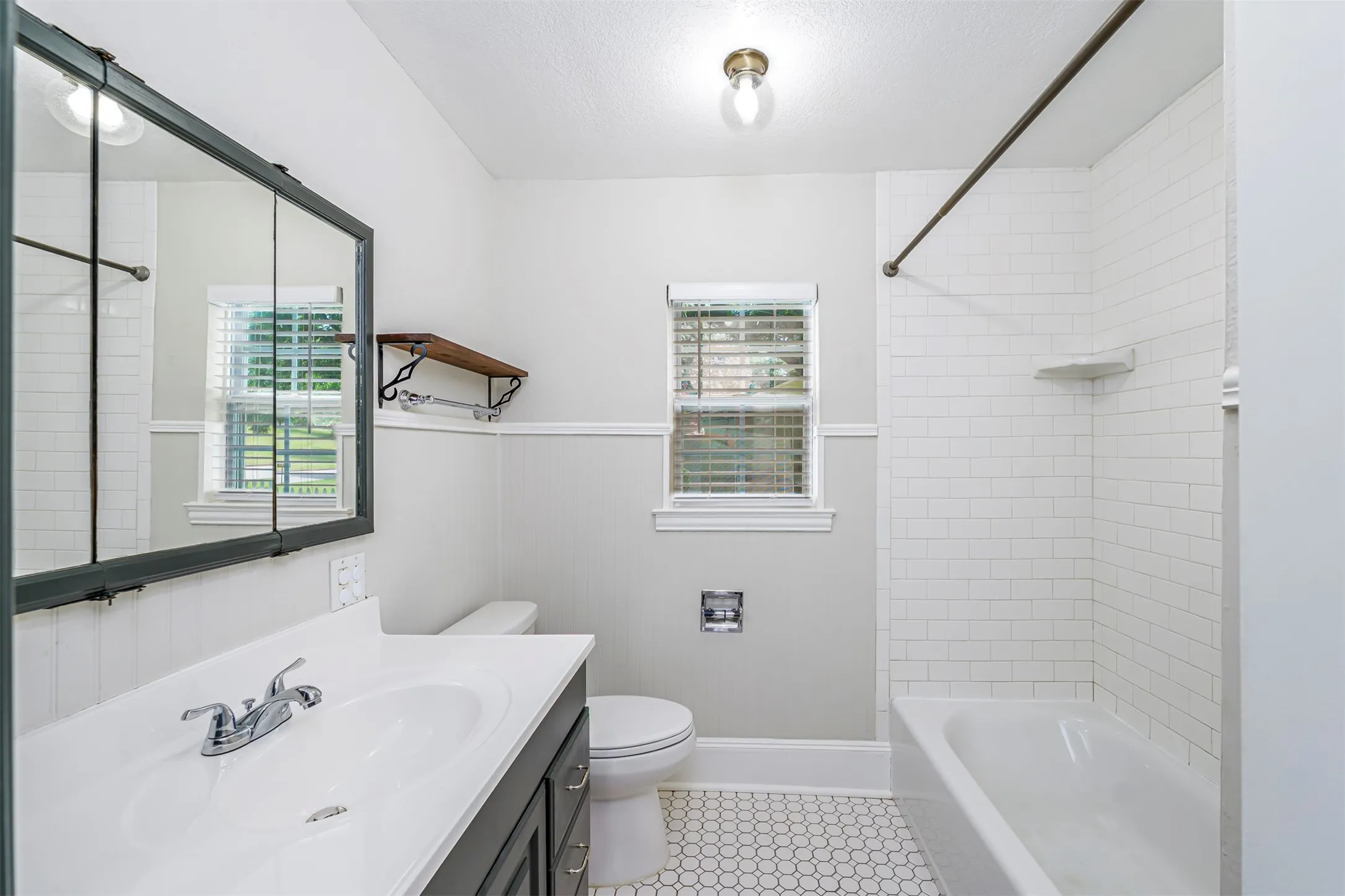 Single Family Residence For Sale in Tarrant County , 214 Churchill Road, Fort Worth, Texas 76114, 2 Bedroom, 1 Bathroom, Garage spaces, 1,027 Sqft, built in 1936, mls#21320878, Real Estate Agent in Fort Worth, Homes For Sale in Tarrant county, Homes For Sale in Fort Worth, Realtor in Fort Worth Texas, Real Estate Brokerage Independent Realty Texas, Luminita Cordes Realtor