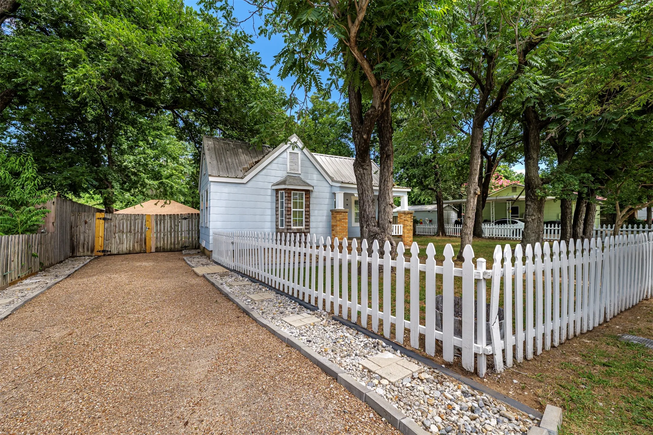 Single Family Residence For Sale in Tarrant County , 214 Churchill Road, Fort Worth, Texas 76114, 2 Bedroom, 1 Bathroom, Garage spaces, 1,027 Sqft, built in 1936, mls#21320878, Real Estate Agent in Fort Worth, Homes For Sale in Tarrant county, Homes For Sale in Fort Worth, Realtor in Fort Worth Texas, Real Estate Brokerage Independent Realty Texas, Luminita Cordes Realtor