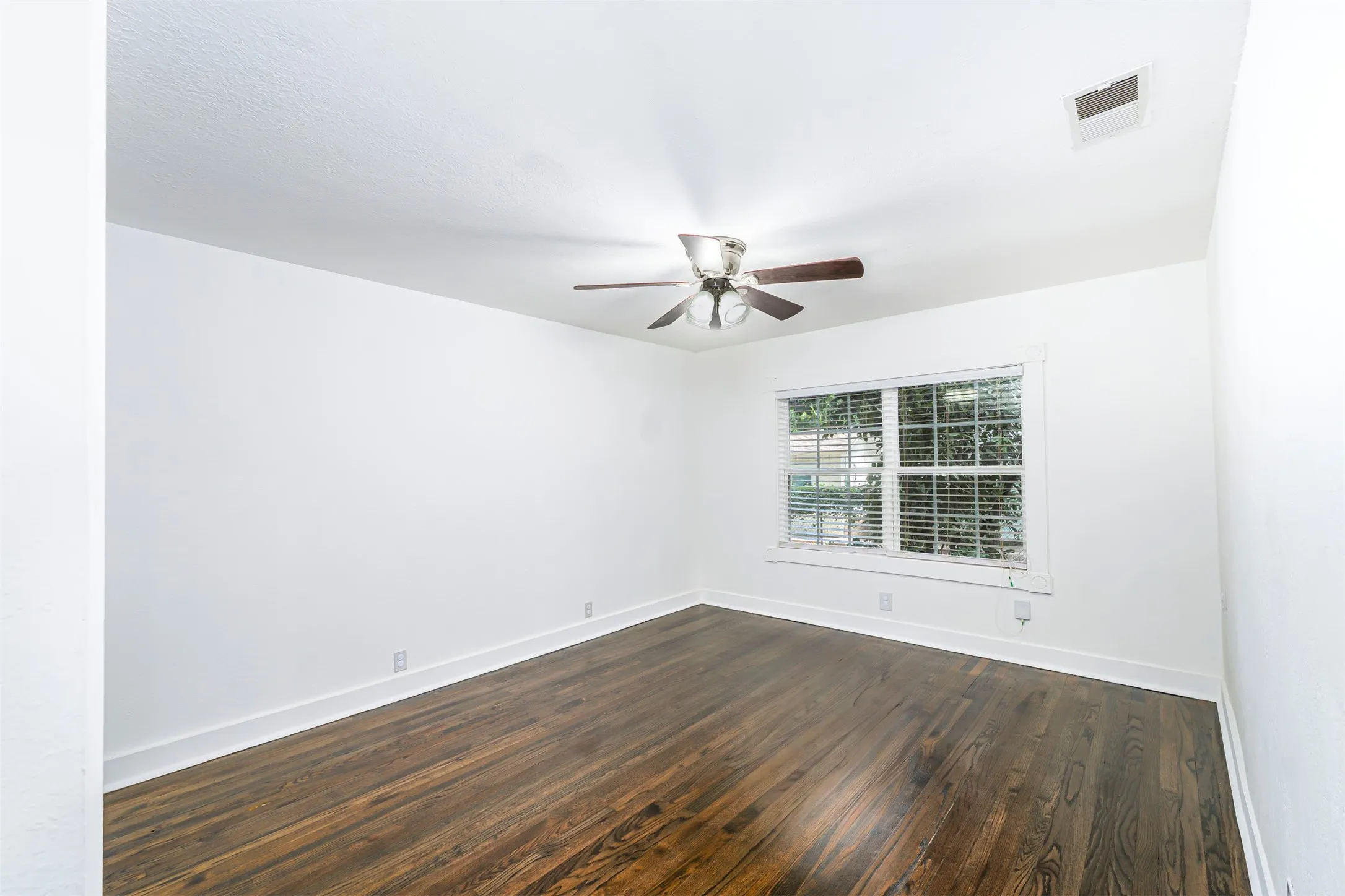 Single Family Residence For Sale in Tarrant County , 214 Churchill Road, Fort Worth, Texas 76114, 2 Bedroom, 1 Bathroom, Garage spaces, 1,027 Sqft, built in 1936, mls#21320878, Real Estate Agent in Fort Worth, Homes For Sale in Tarrant county, Homes For Sale in Fort Worth, Realtor in Fort Worth Texas, Real Estate Brokerage Independent Realty Texas, Luminita Cordes Realtor