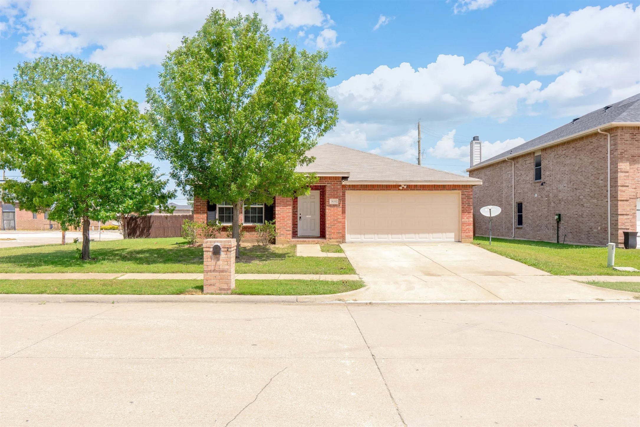 Single Family Residence For Sale in Tarrant County , 806 White Fields Way, Arlington, Texas 76002, 4 Bedroom, 2 Bathroom, 2 Garage spaces, 2,105 Sqft, built in 2007, mls#21319872, Real Estate Agent in Arlington, Homes For Sale in Tarrant county, Homes For Sale in Arlington, Realtor in Arlington Texas, Real Estate Brokerage Independent Realty Texas, Luminita Cordes Realtor
