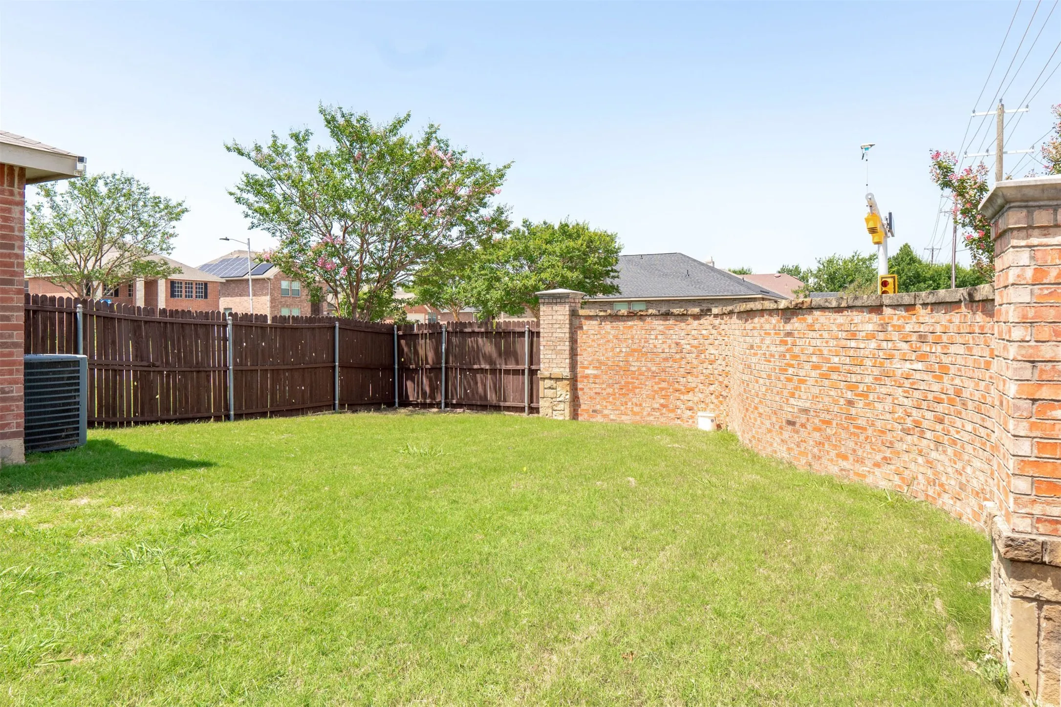 Single Family Residence For Sale in Tarrant County , 806 White Fields Way, Arlington, Texas 76002, 4 Bedroom, 2 Bathroom, 2 Garage spaces, 2,105 Sqft, built in 2007, mls#21319872, Real Estate Agent in Arlington, Homes For Sale in Tarrant county, Homes For Sale in Arlington, Realtor in Arlington Texas, Real Estate Brokerage Independent Realty Texas, Luminita Cordes Realtor