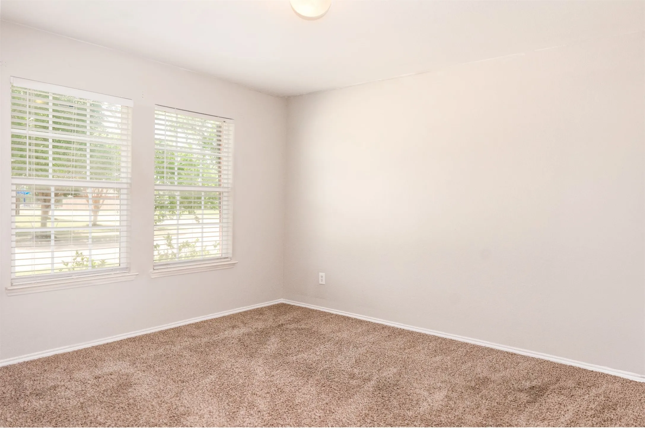 Single Family Residence For Sale in Tarrant County , 806 White Fields Way, Arlington, Texas 76002, 4 Bedroom, 2 Bathroom, 2 Garage spaces, 2,105 Sqft, built in 2007, mls#21319872, Real Estate Agent in Arlington, Homes For Sale in Tarrant county, Homes For Sale in Arlington, Realtor in Arlington Texas, Real Estate Brokerage Independent Realty Texas, Luminita Cordes Realtor