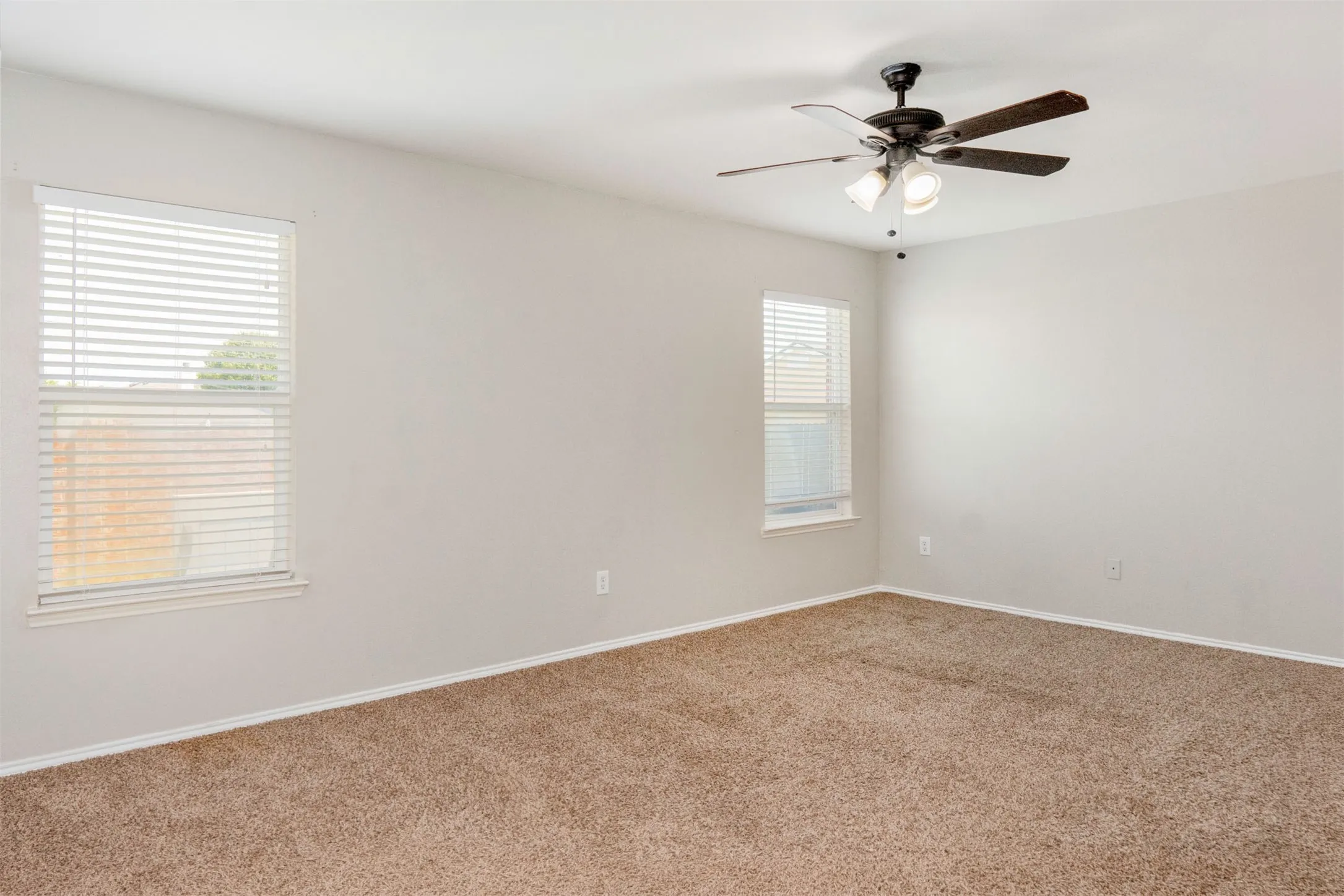 Single Family Residence For Sale in Tarrant County , 806 White Fields Way, Arlington, Texas 76002, 4 Bedroom, 2 Bathroom, 2 Garage spaces, 2,105 Sqft, built in 2007, mls#21319872, Real Estate Agent in Arlington, Homes For Sale in Tarrant county, Homes For Sale in Arlington, Realtor in Arlington Texas, Real Estate Brokerage Independent Realty Texas, Luminita Cordes Realtor