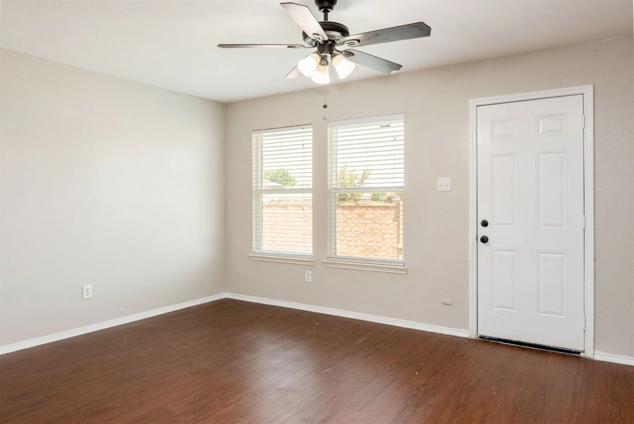 Single Family Residence For Sale in Tarrant County , 806 White Fields Way, Arlington, Texas 76002, 4 Bedroom, 2 Bathroom, 2 Garage spaces, 2,105 Sqft, built in 2007, mls#21319872, Real Estate Agent in Arlington, Homes For Sale in Tarrant county, Homes For Sale in Arlington, Realtor in Arlington Texas, Real Estate Brokerage Independent Realty Texas, Luminita Cordes Realtor
