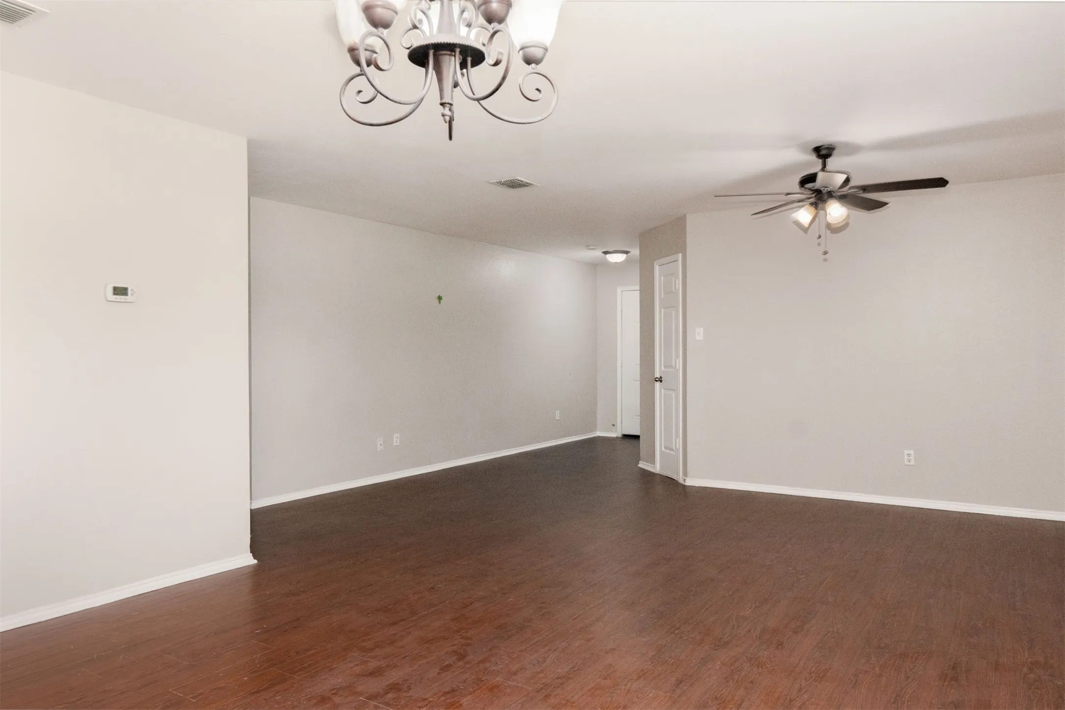 Single Family Residence For Sale in Tarrant County , 806 White Fields Way, Arlington, Texas 76002, 4 Bedroom, 2 Bathroom, 2 Garage spaces, 2,105 Sqft, built in 2007, mls#21319872, Real Estate Agent in Arlington, Homes For Sale in Tarrant county, Homes For Sale in Arlington, Realtor in Arlington Texas, Real Estate Brokerage Independent Realty Texas, Luminita Cordes Realtor