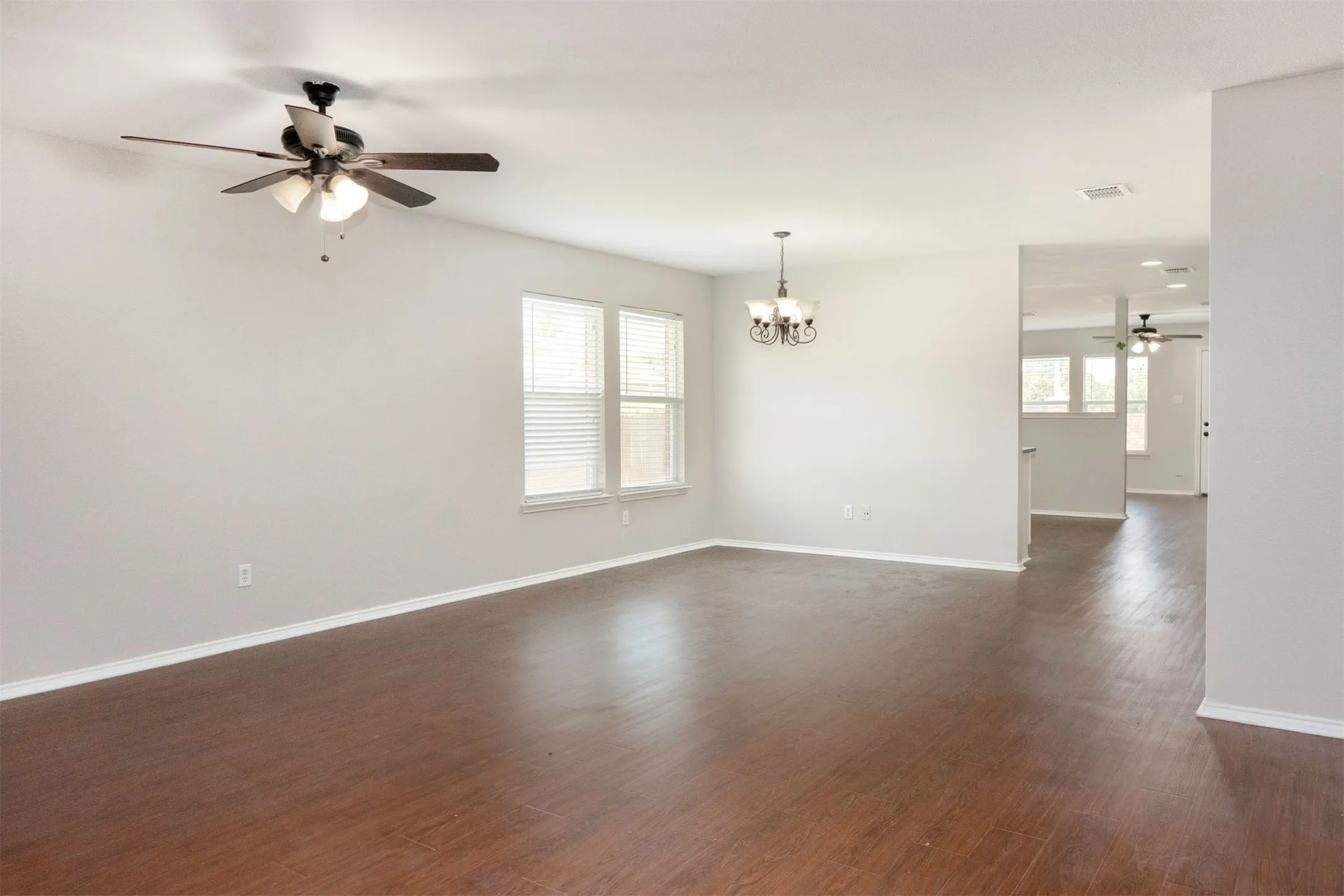 Single Family Residence For Sale in Tarrant County , 806 White Fields Way, Arlington, Texas 76002, 4 Bedroom, 2 Bathroom, 2 Garage spaces, 2,105 Sqft, built in 2007, mls#21319872, Real Estate Agent in Arlington, Homes For Sale in Tarrant county, Homes For Sale in Arlington, Realtor in Arlington Texas, Real Estate Brokerage Independent Realty Texas, Luminita Cordes Realtor