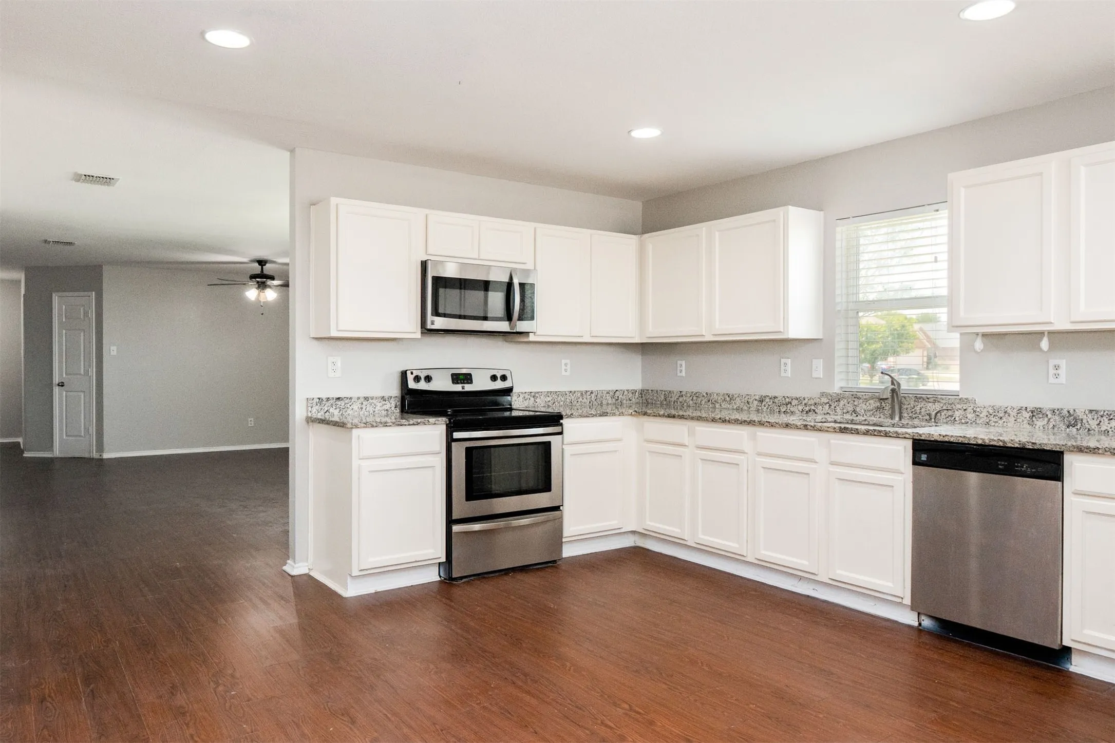 Single Family Residence For Sale in Tarrant County , 806 White Fields Way, Arlington, Texas 76002, 4 Bedroom, 2 Bathroom, 2 Garage spaces, 2,105 Sqft, built in 2007, mls#21319872, Real Estate Agent in Arlington, Homes For Sale in Tarrant county, Homes For Sale in Arlington, Realtor in Arlington Texas, Real Estate Brokerage Independent Realty Texas, Luminita Cordes Realtor