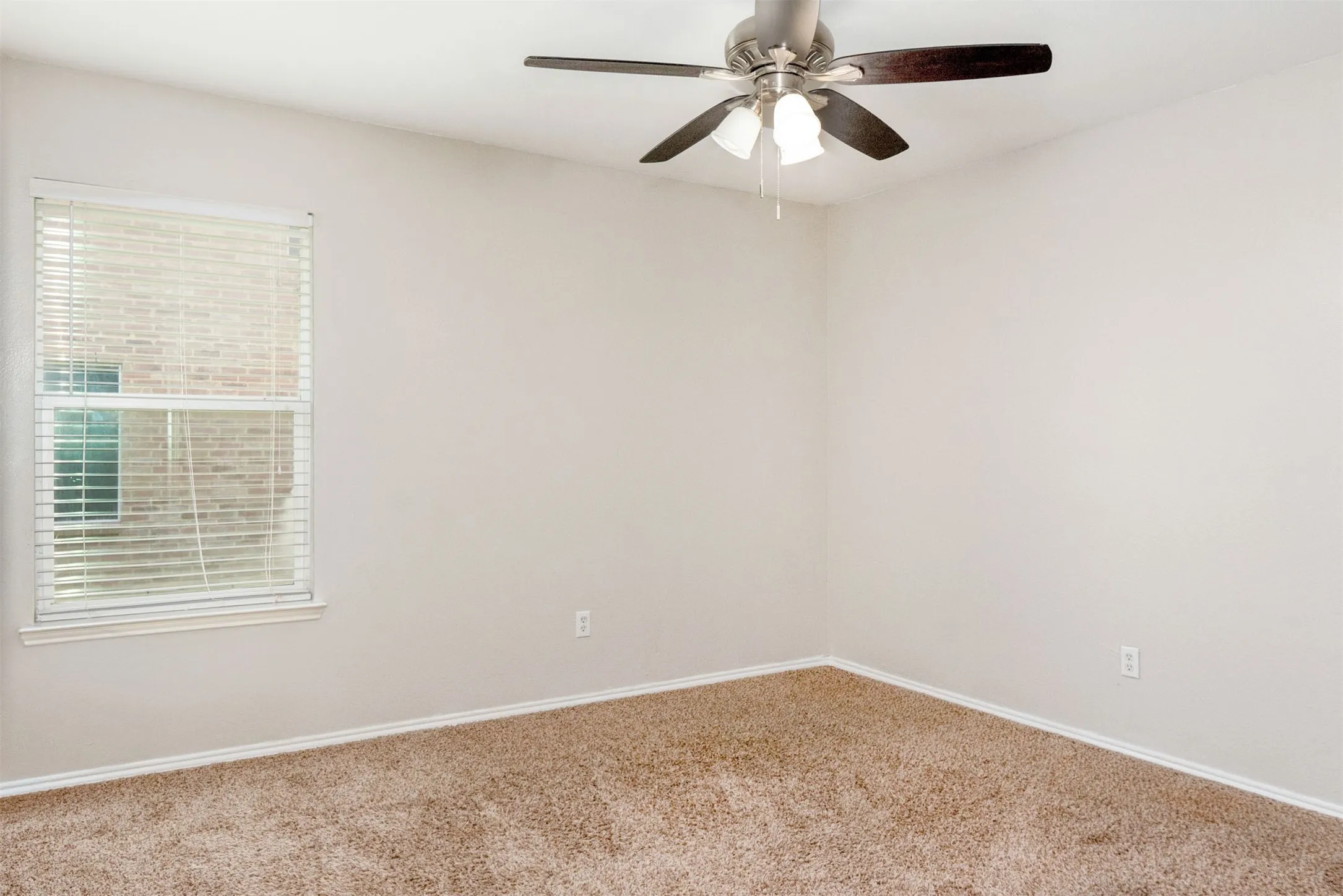 Single Family Residence For Sale in Tarrant County , 806 White Fields Way, Arlington, Texas 76002, 4 Bedroom, 2 Bathroom, 2 Garage spaces, 2,105 Sqft, built in 2007, mls#21319872, Real Estate Agent in Arlington, Homes For Sale in Tarrant county, Homes For Sale in Arlington, Realtor in Arlington Texas, Real Estate Brokerage Independent Realty Texas, Luminita Cordes Realtor