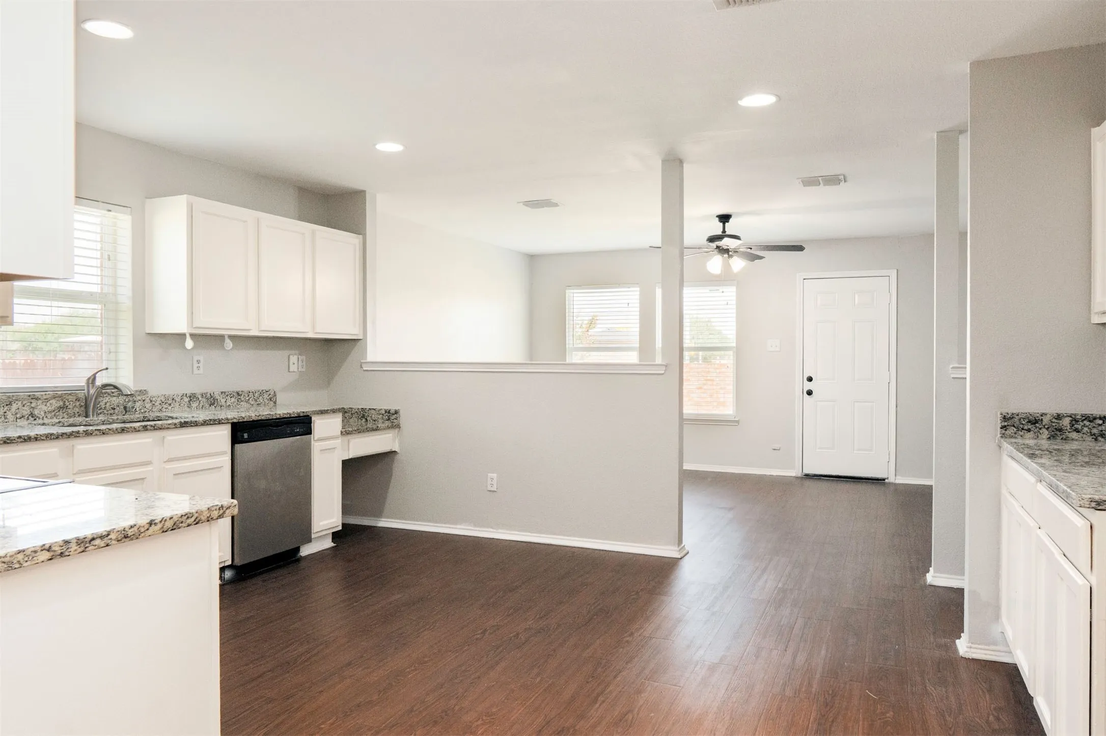 Single Family Residence For Sale in Tarrant County , 806 White Fields Way, Arlington, Texas 76002, 4 Bedroom, 2 Bathroom, 2 Garage spaces, 2,105 Sqft, built in 2007, mls#21319872, Real Estate Agent in Arlington, Homes For Sale in Tarrant county, Homes For Sale in Arlington, Realtor in Arlington Texas, Real Estate Brokerage Independent Realty Texas, Luminita Cordes Realtor